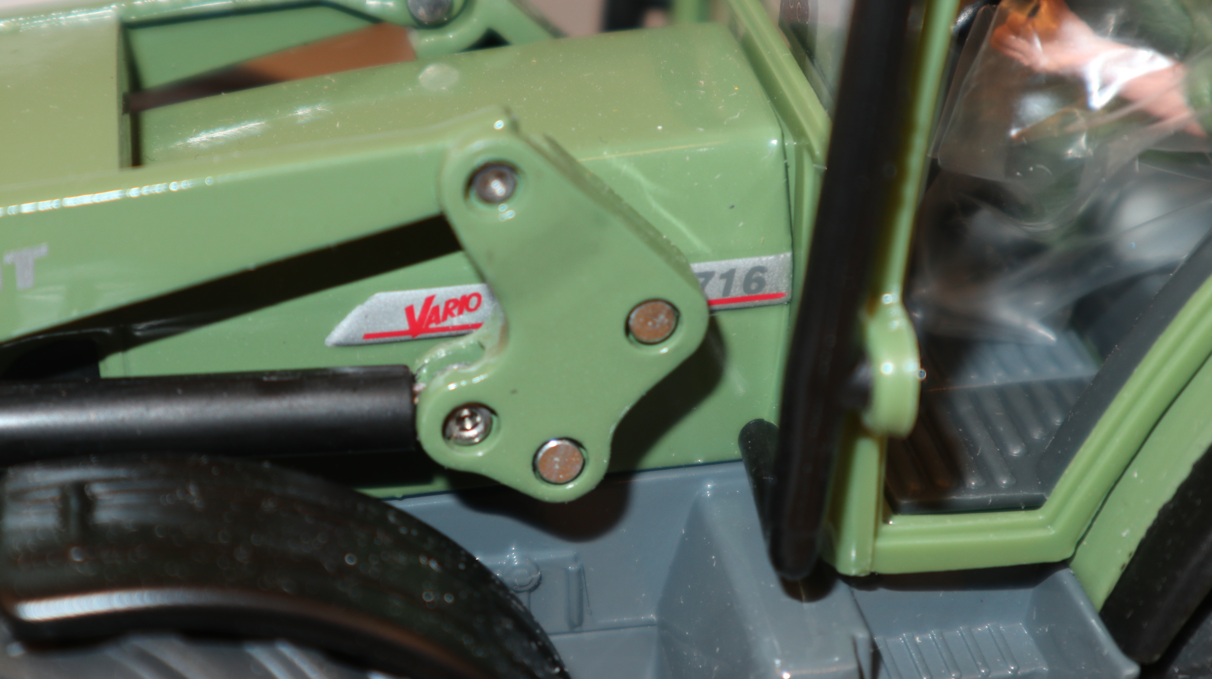 Siku Set in 1:32, Fendt 716 Frontlader mit Streuer VEENHUIS gelb, NEU in OVP