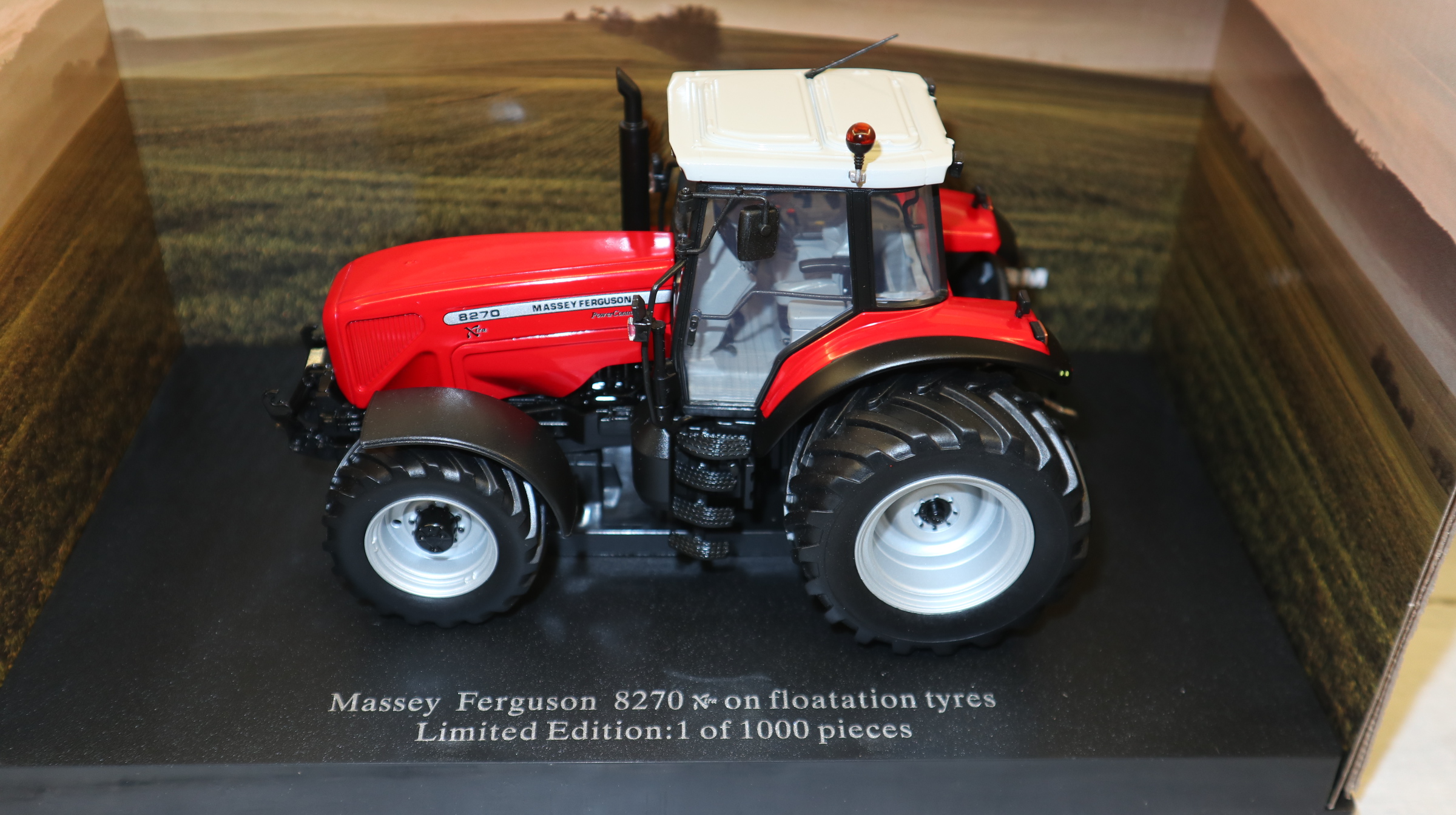 Universal Hobbies UH 6425 in 1:32,  Massey Ferguson 8270 Xtra Ballon-Reifen,  NEU in OVP