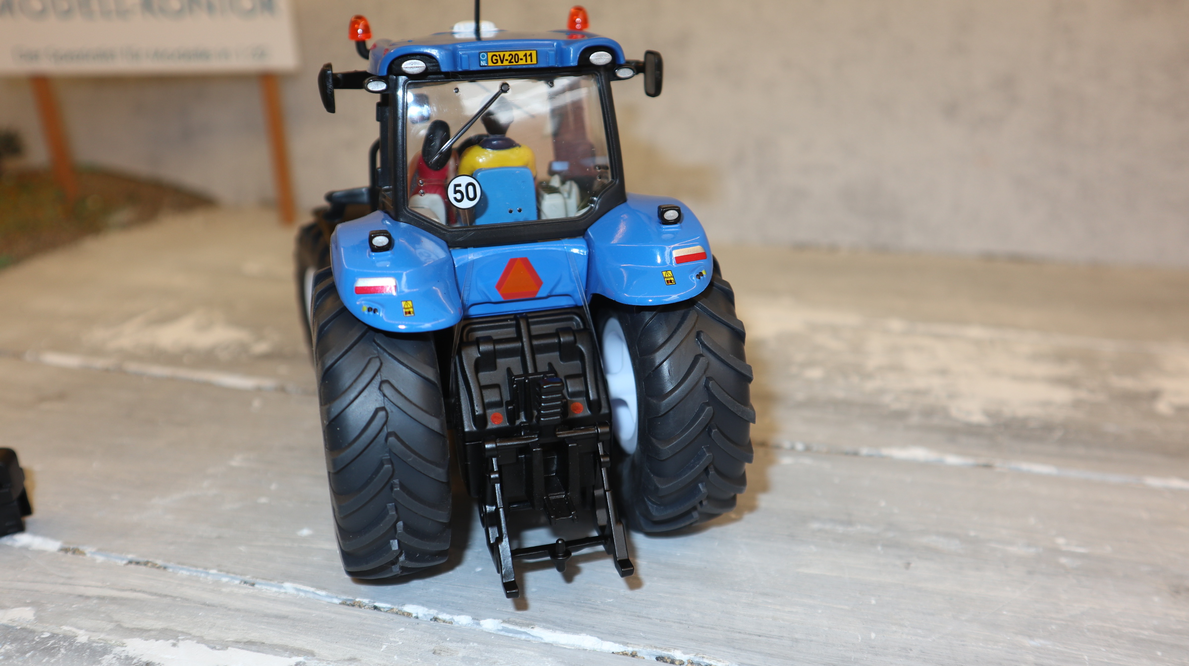 Siku 3273 in 1:32, New Holland T8.300 LCN NL 2011, NEU in OVP