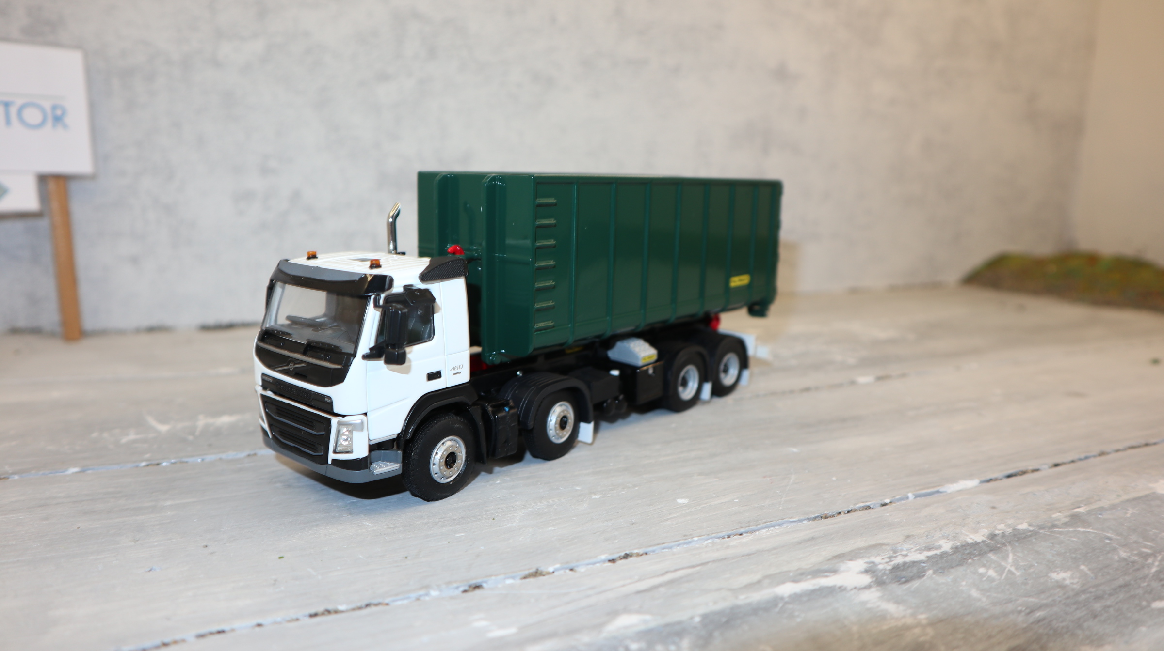 WSI 02-2428 in 1:50, VOLVO FM 8x4 Day Cab für Australien, Abroller PALFINGER mit Hochmulde, NEU in OVP