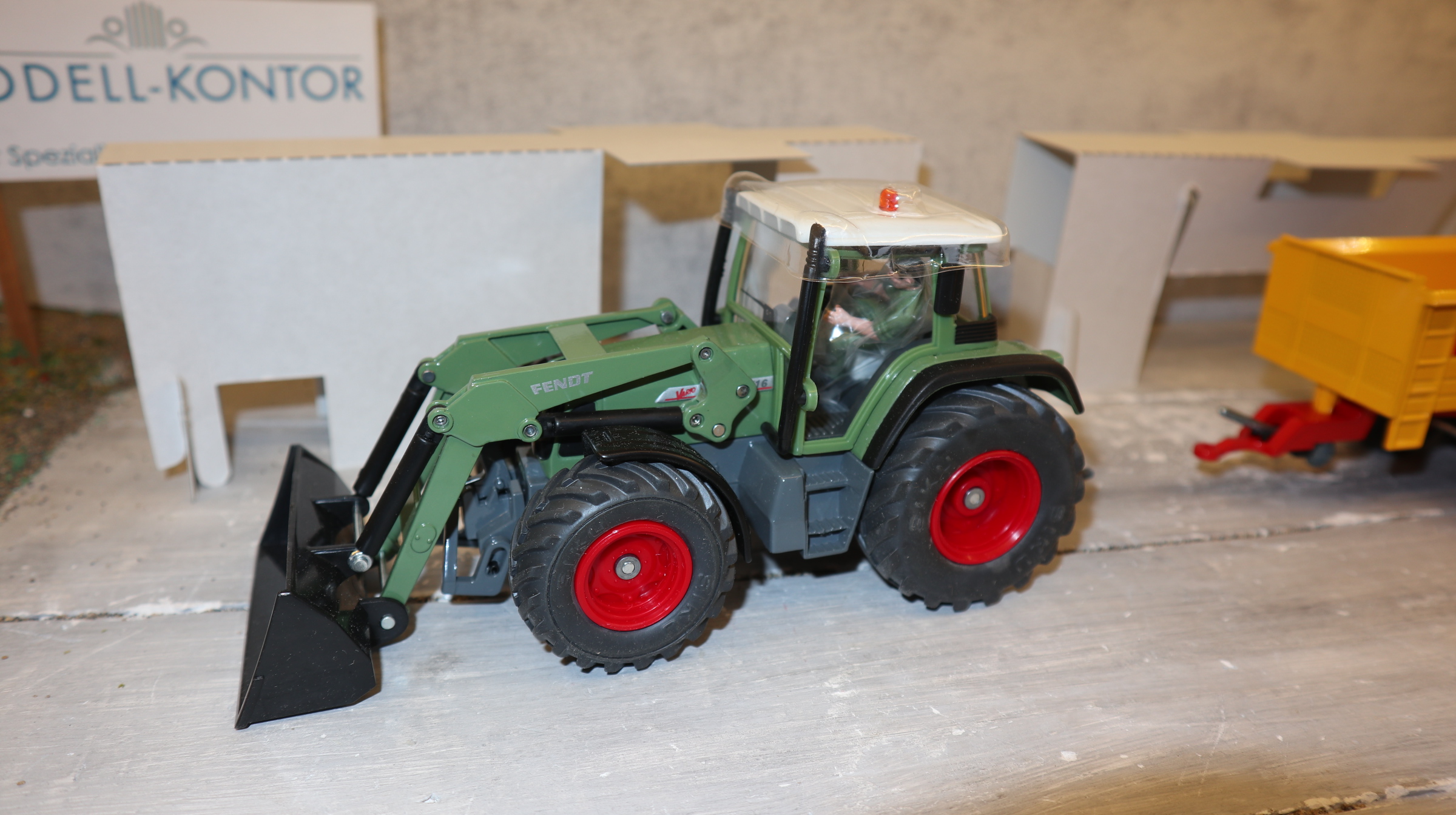 Siku Set in 1:32, Fendt 716 Frontlader mit Streuer VEENHUIS gelb, NEU in OVP