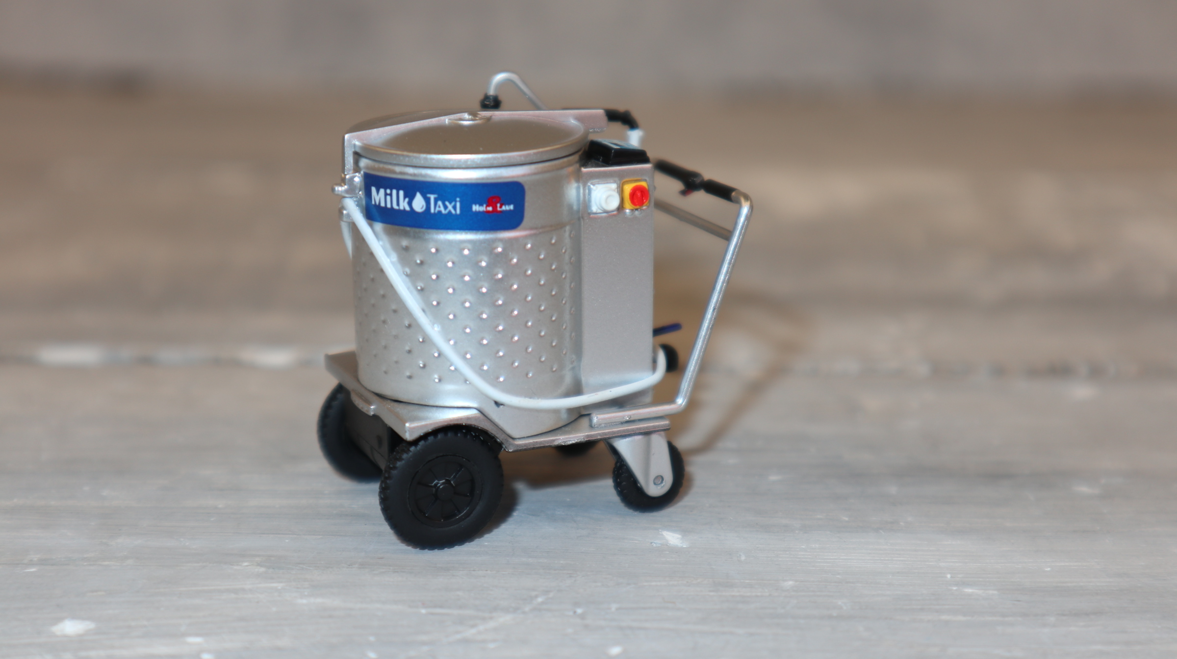 AT Collections 3200504 in 1:32, Holm & Laue Milch-Taxi, NEU in OVP