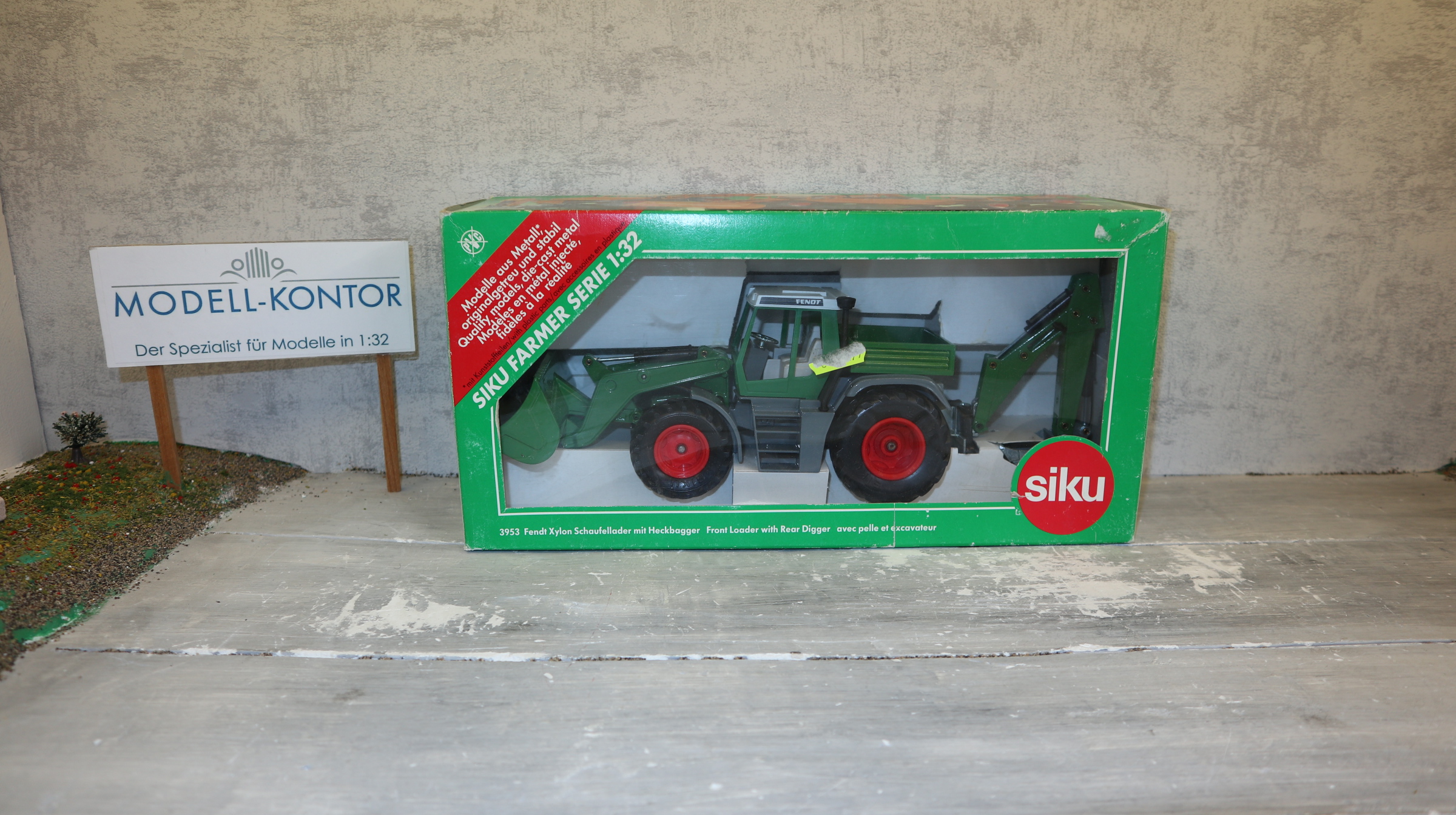 Siku 3953 in 1:32, Fendt Xylon grün mit Schaufellader und Heckbagger, NEU in OVP