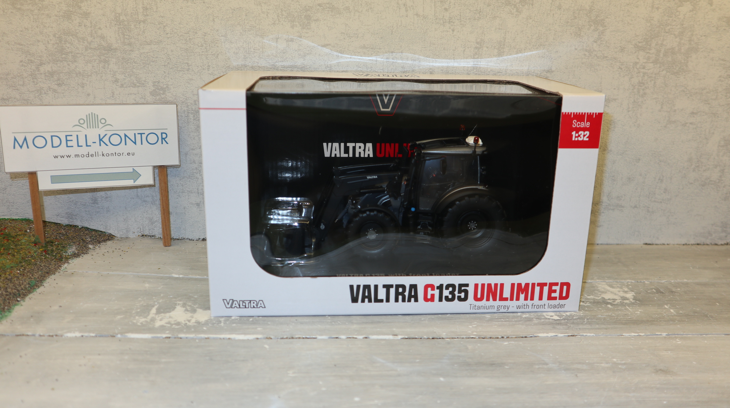 Universal Hobbies UH 6746 in 1:32, Valtra G135 Frontlader Titanium Grau,  NEU in OVP