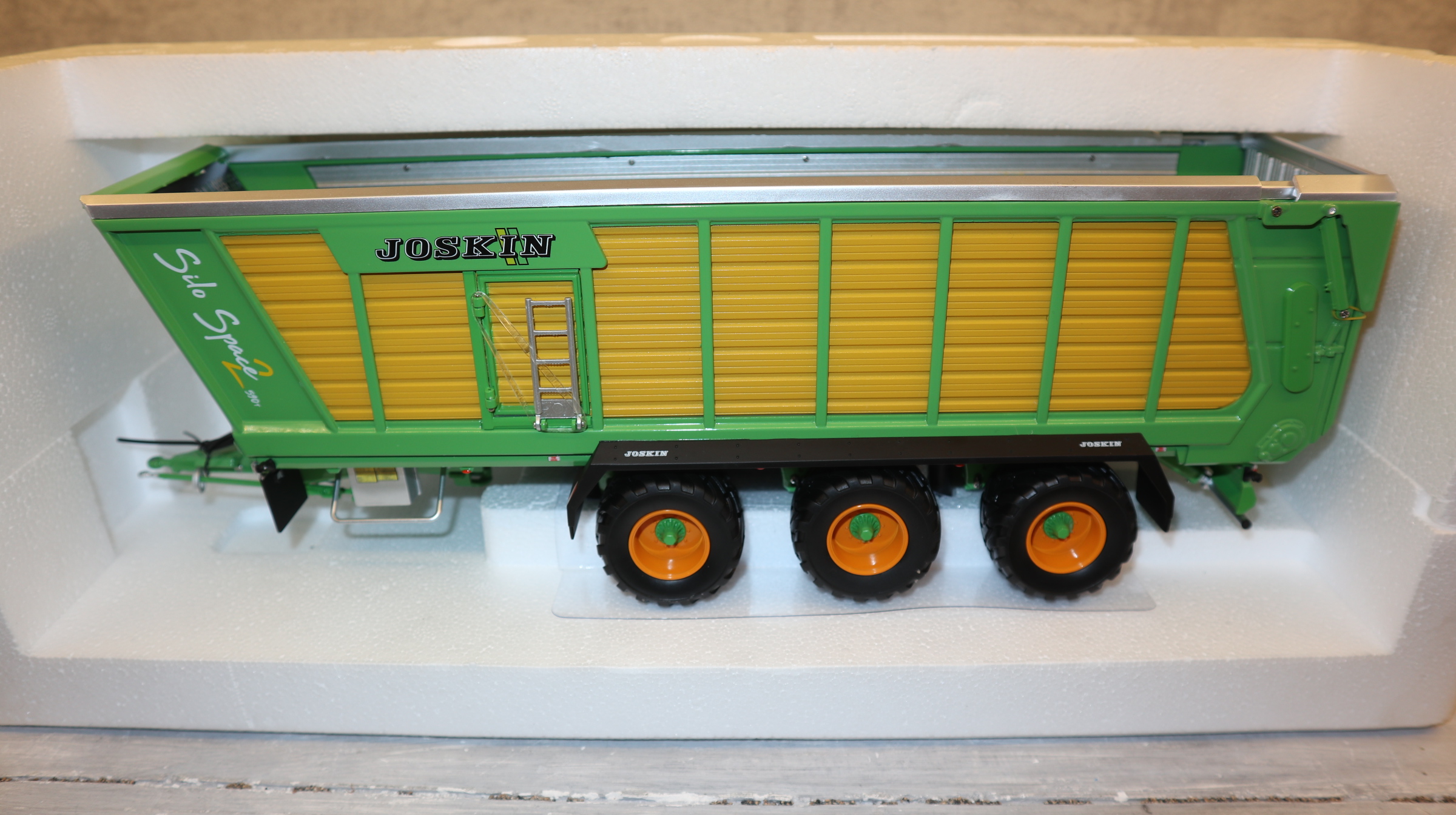 Universal Hobbies UH 5336 in 1:32, Joskin Silo-Space 2 590T,  NEU in OVP