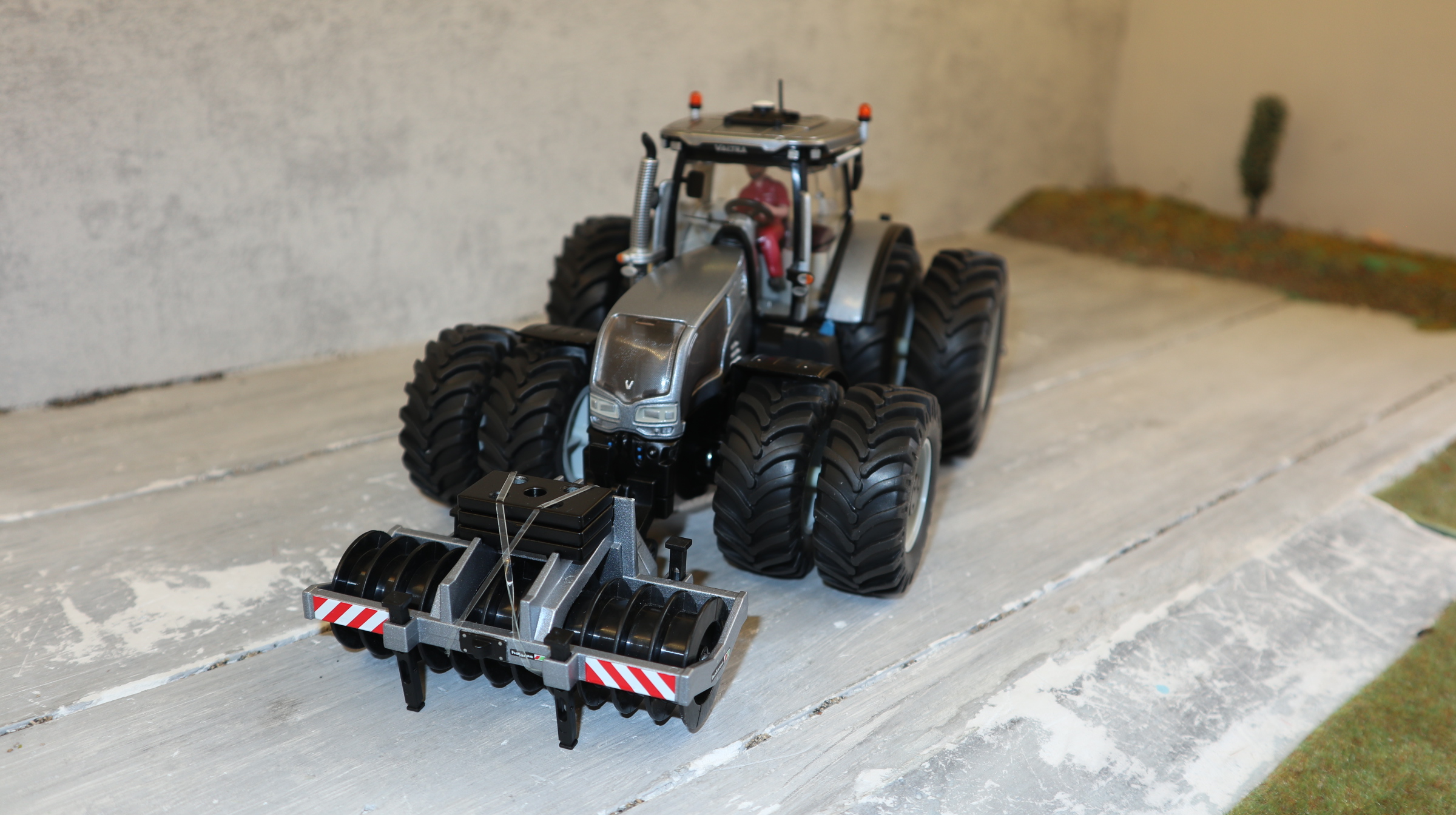 Siku 3281 in 1:32, Valtra S352 Silber LCN 2018 NEU in OVP