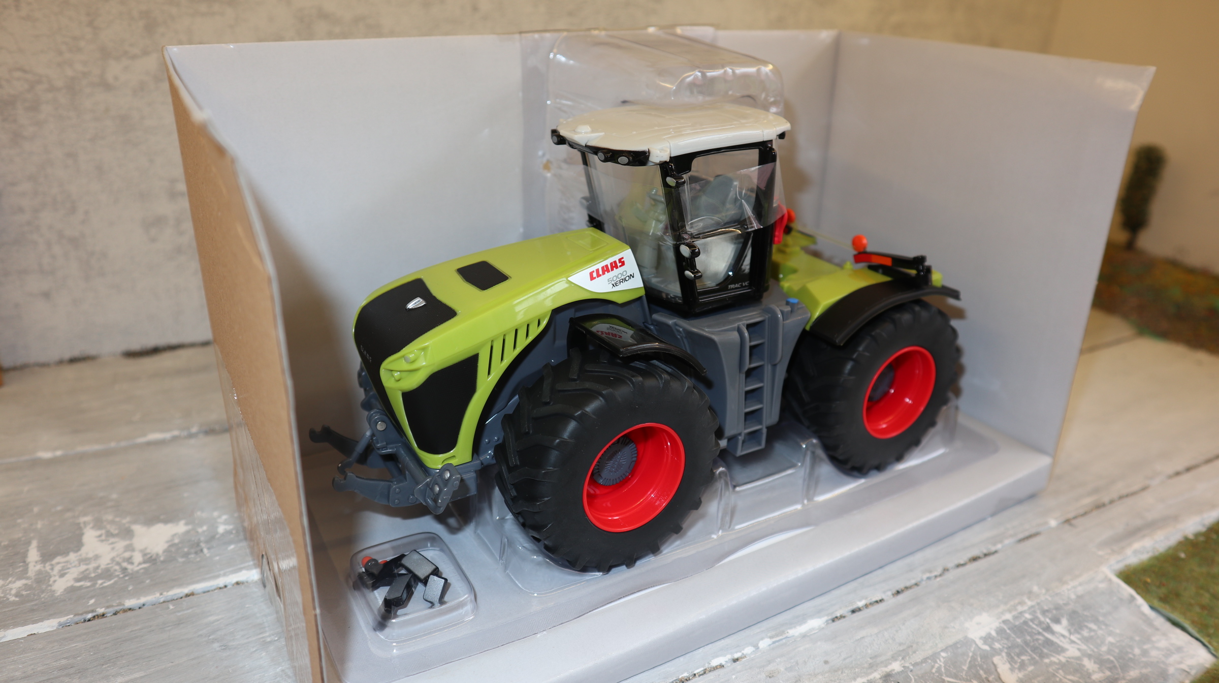 Ertl Britains 16411 in 1:32,  Claas Xerion 5000 Prestige Collections,  NEU in OVP