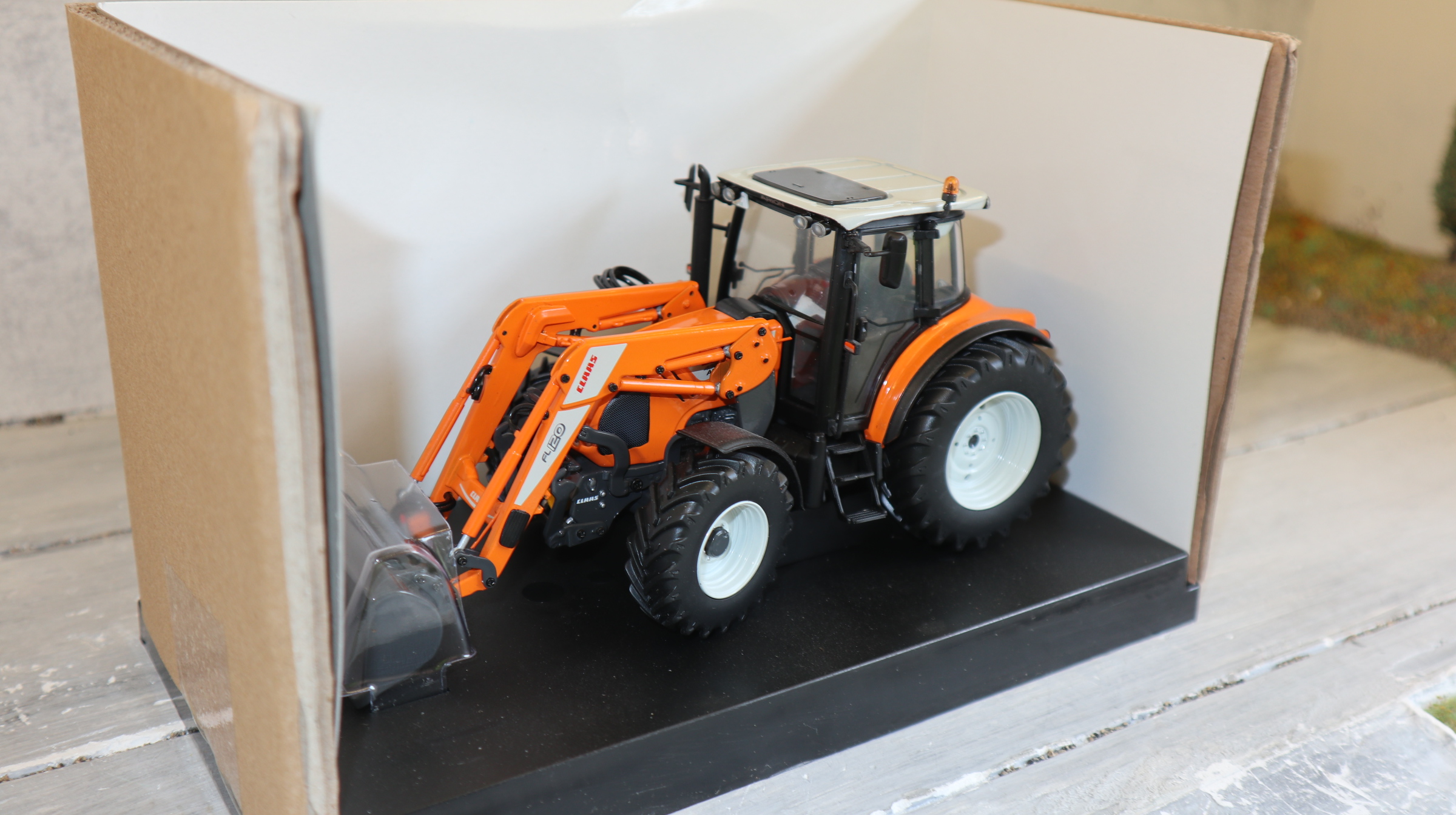 Universal Hobbies UH 7269 in 1:32,  Arion 430 mit Frontlader orange  Neu in OVP