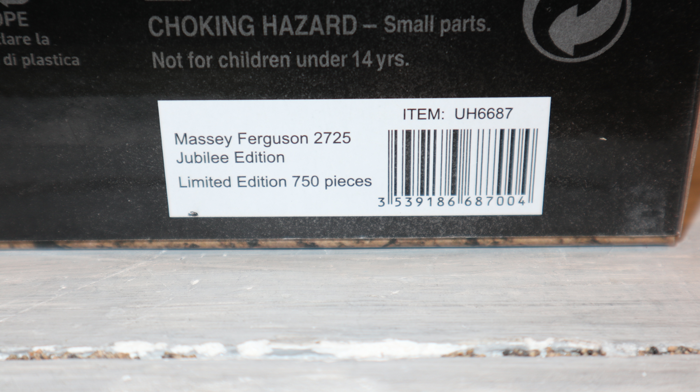 Universal Hobbies UH 6687 in 1:32,  Massey Ferguson 2725 silber  NEU in OVP