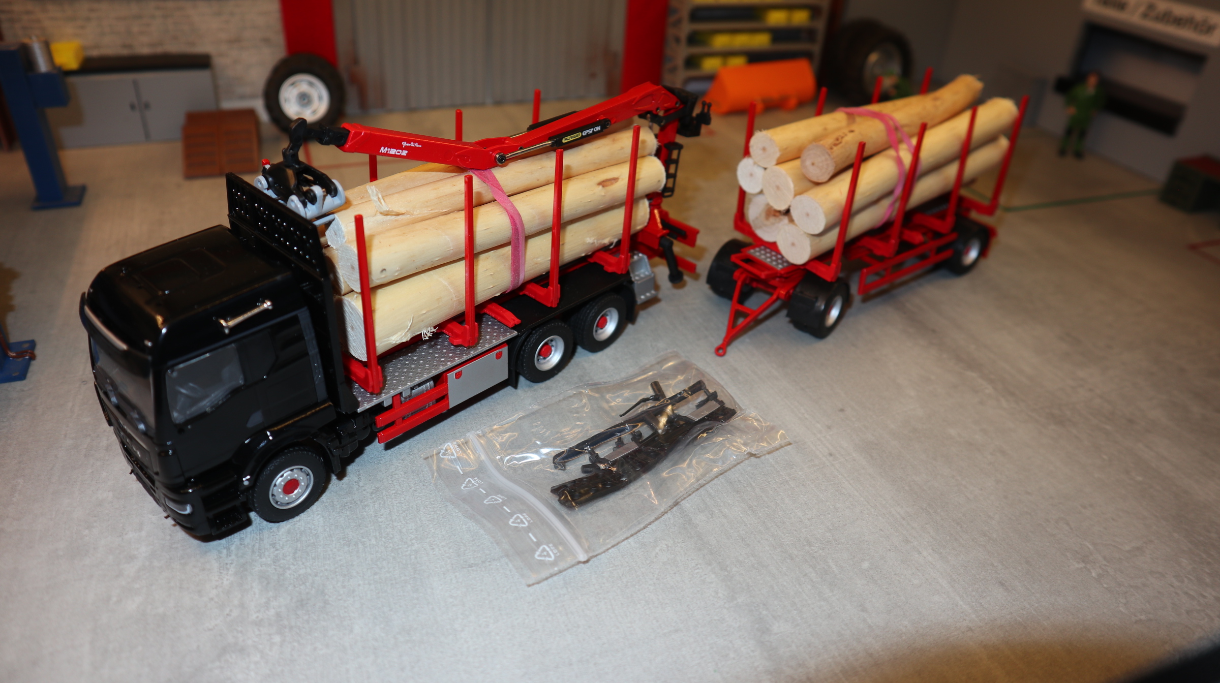 Conrad 81183-0 in 1:50,  MAN TGS schwarz mit PALFINGER Epsilon  DOLL-Kurzholzzug, NEU in OVP