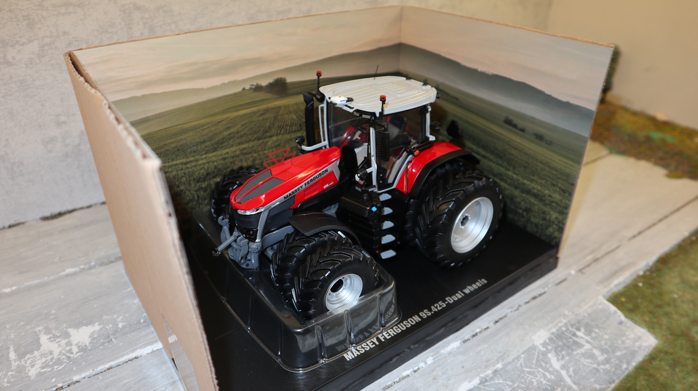 Universal Hobbies UH 6653  in 1:32, Massey Ferguson 9S.424 mit Zwillingsräder,  NEU in OVP