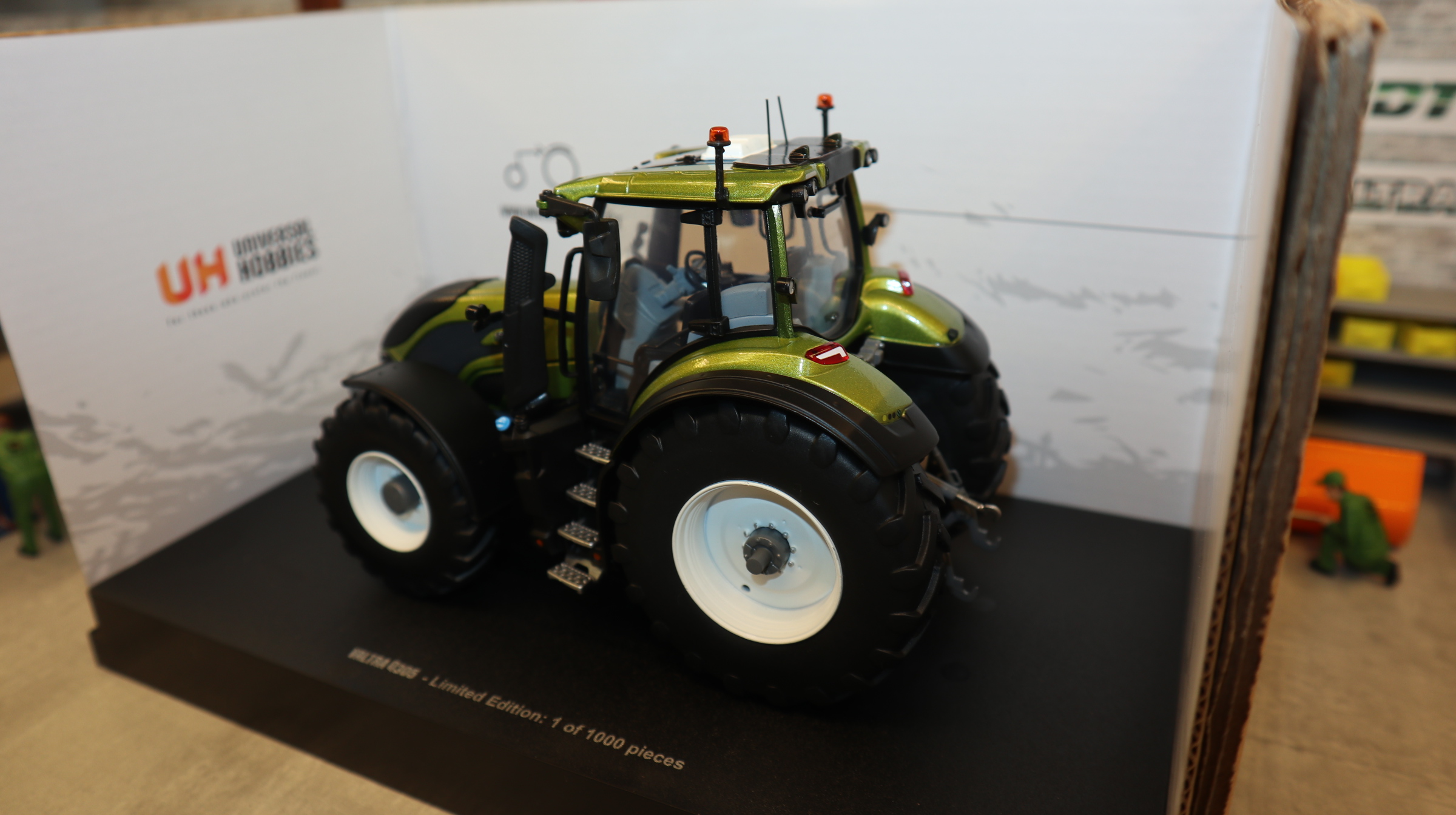 Universal Hobbies UH 6477 in 1:32, VALTRA Q305 Oliv grün metallic, NEU in OVP