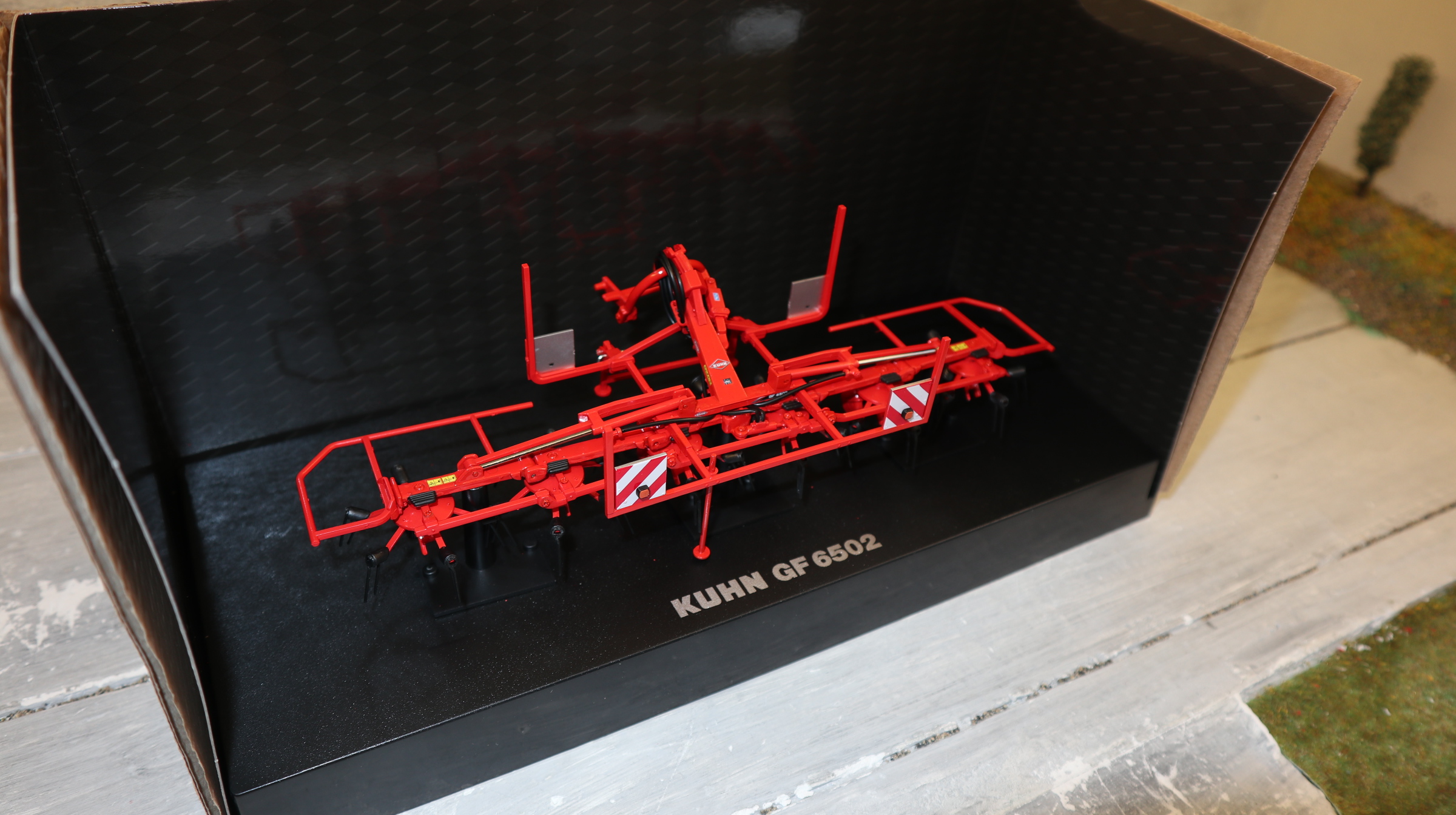 Universal Hobbies UH 5356  in 1:32,  KUHN Heuwender GF 6502 , NEU in OVP