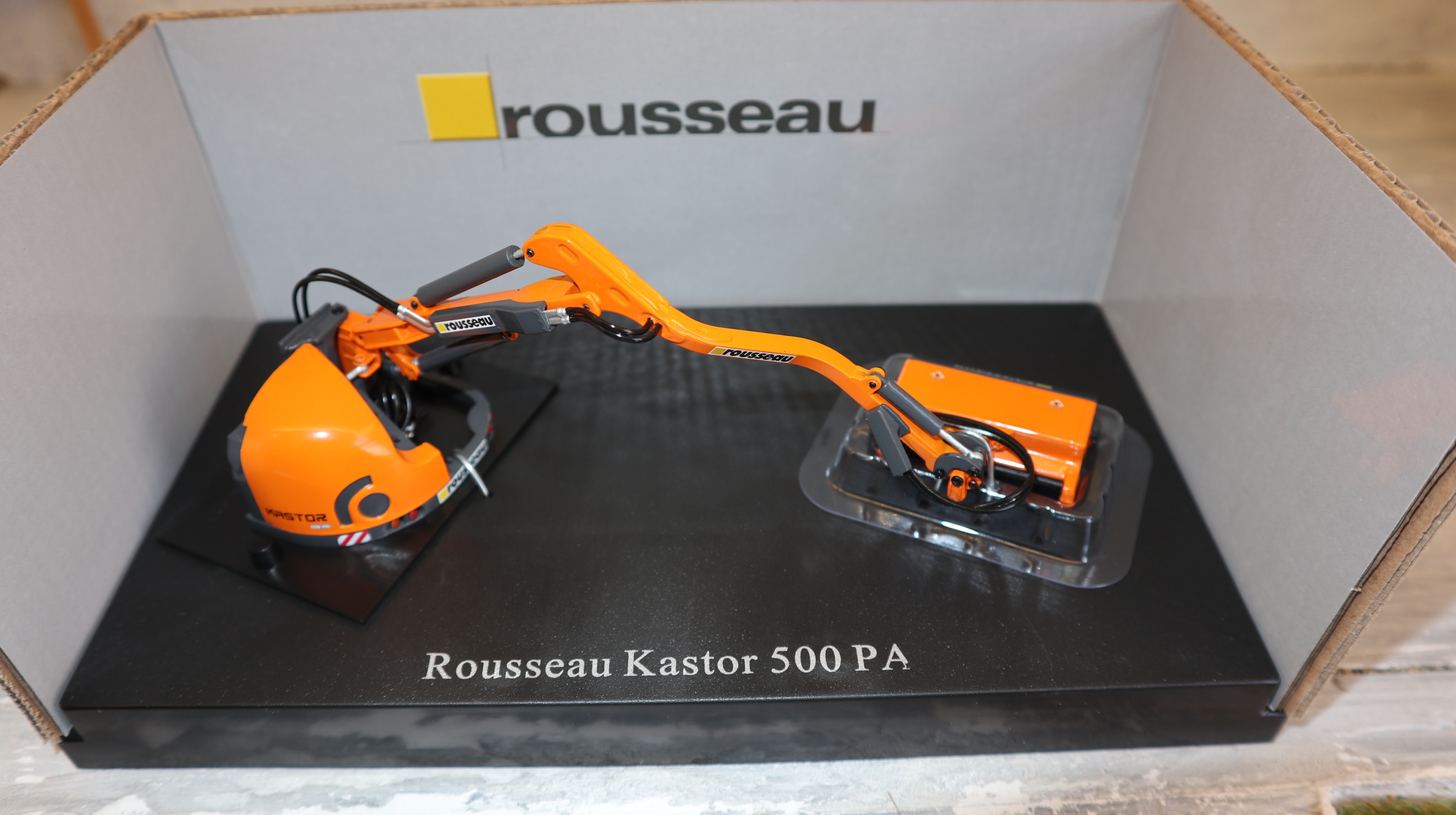 Universal Hobbies UH 4281 in 1:32, Rousseau Kastor 500 Seitenmäher, NEU in OVP