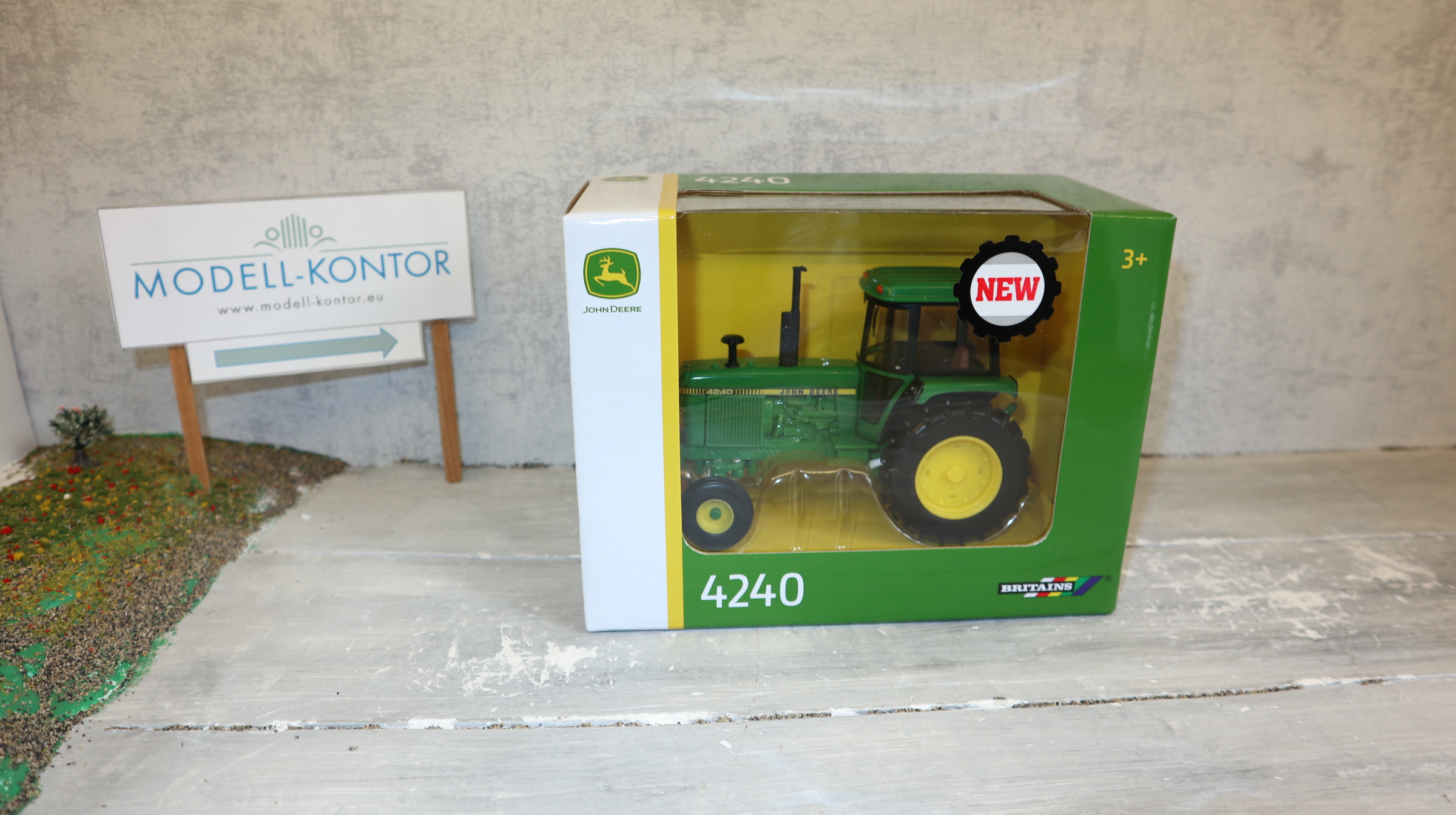 Britains 43376 in 1:32,  John Deere 4240 EU-Version, NEU in OVP