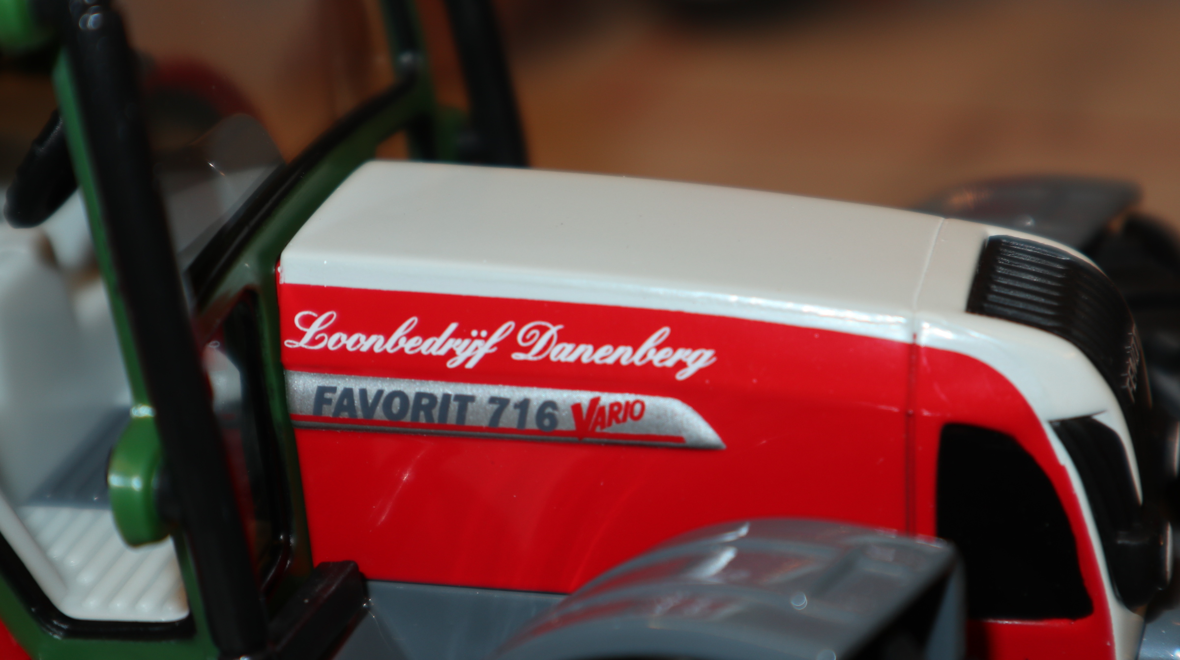 Siku 2965 in 1:32, Fendt 716 V.O.F. Lohnbetrieb Dannenberg NL, NEU in OVP