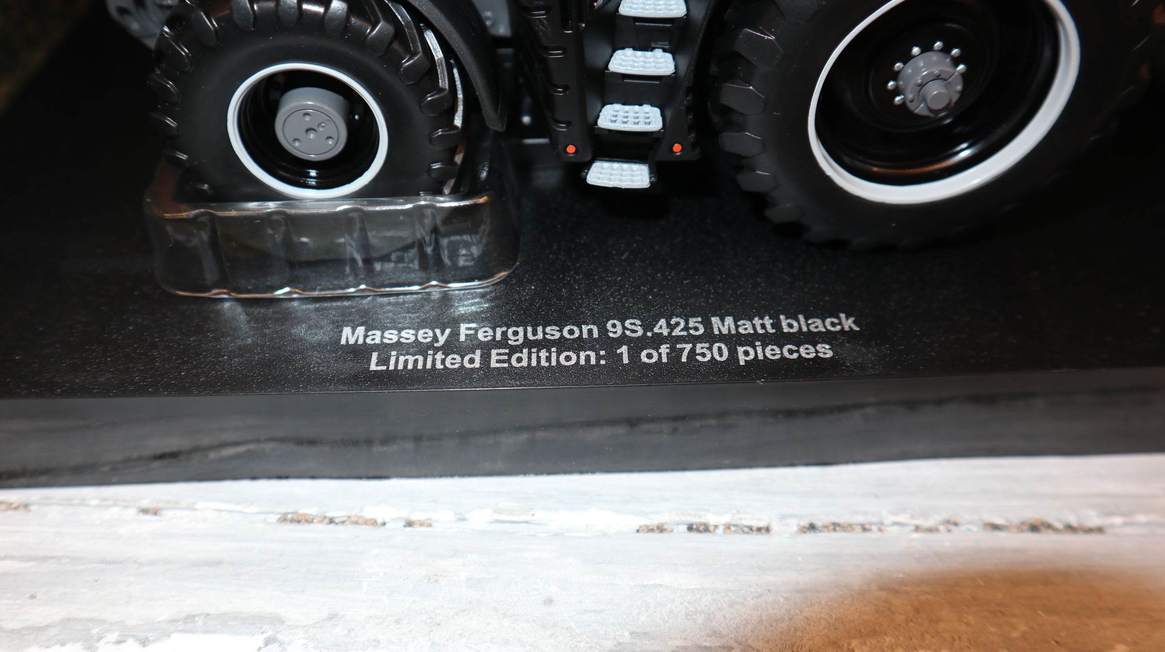 Universal Hobbies UH 6863 in 1:32,  Massey Ferguson 9S.425 schwarz matt,  NEU in OVP