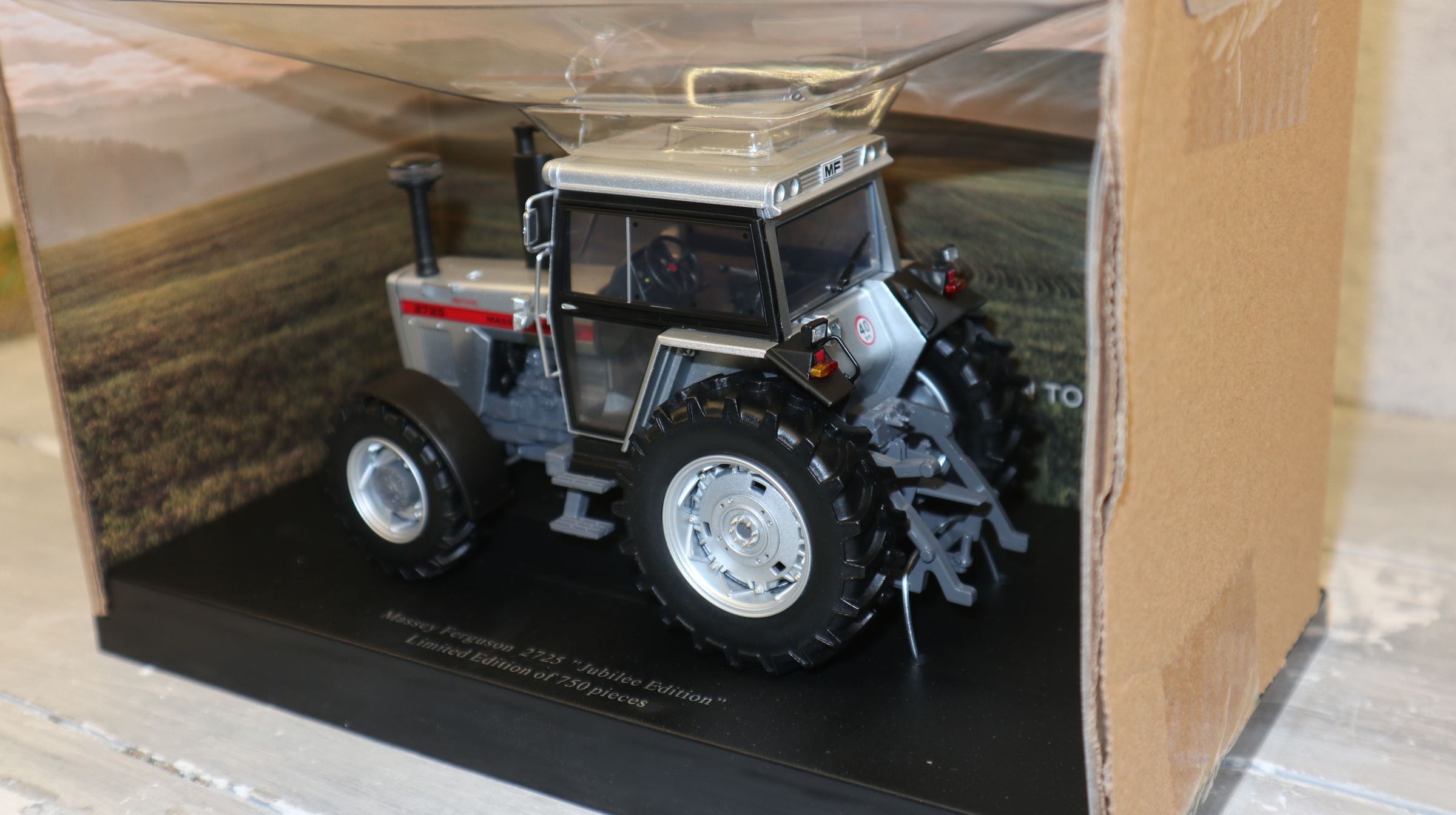 Universal Hobbies UH 6687 in 1:32,  Massey Ferguson 2725 silber  NEU in OVP