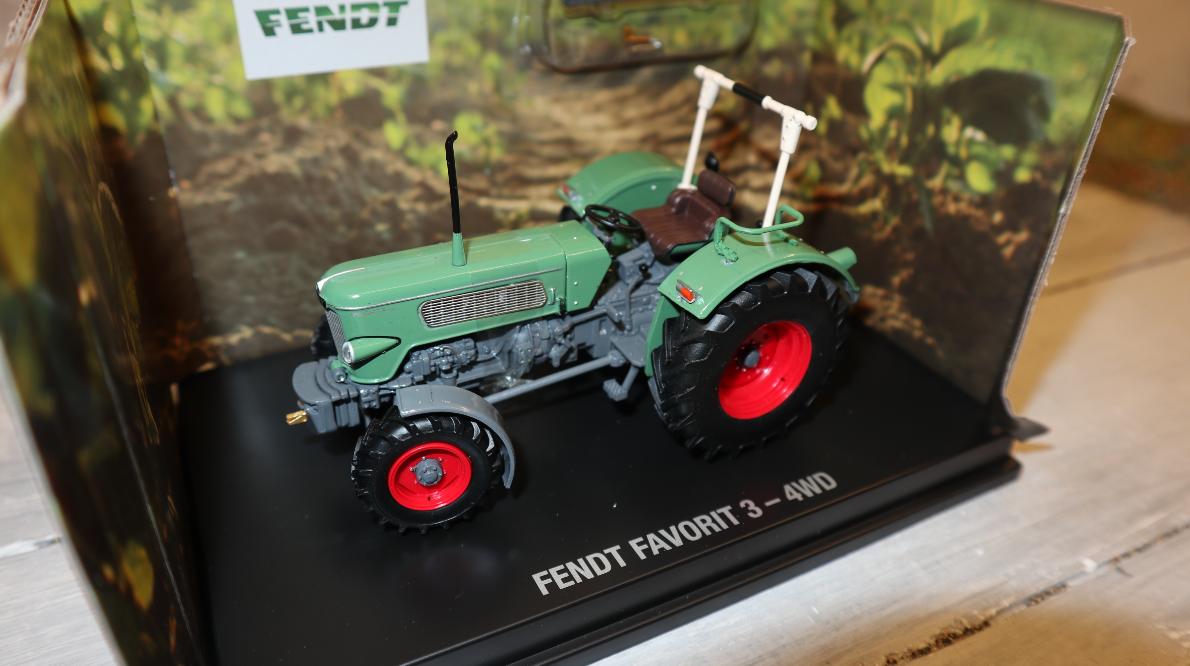ROS  951921 in 1:32, Fendt Favorit 3 4WD mit Überrollbügel, NEU in OVP
