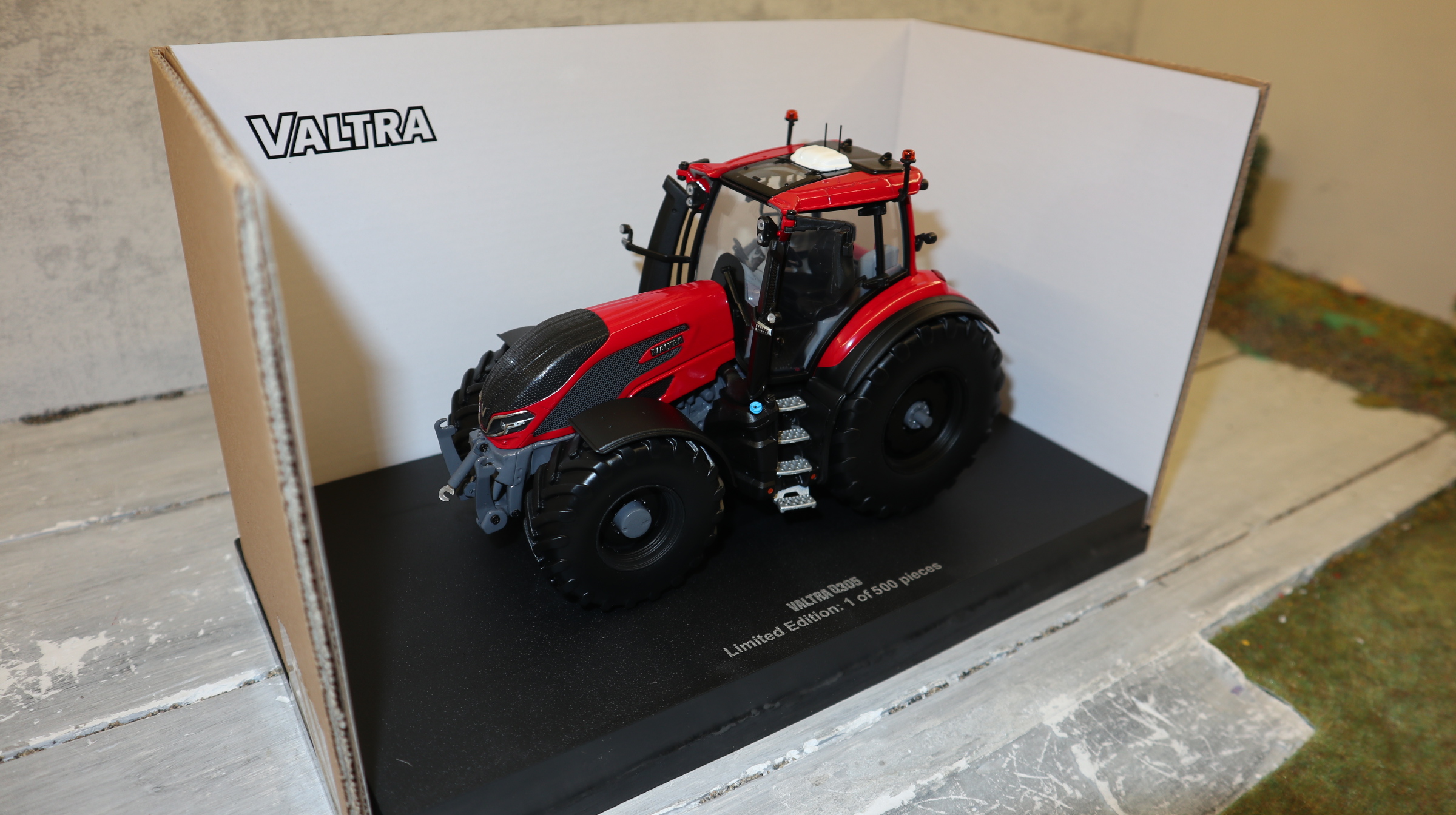 Universal Hobbies UH 6674 in 1:32, Valtra Q305 ROT uni schwarze Felgen, 500 Stück, NEU in OVP