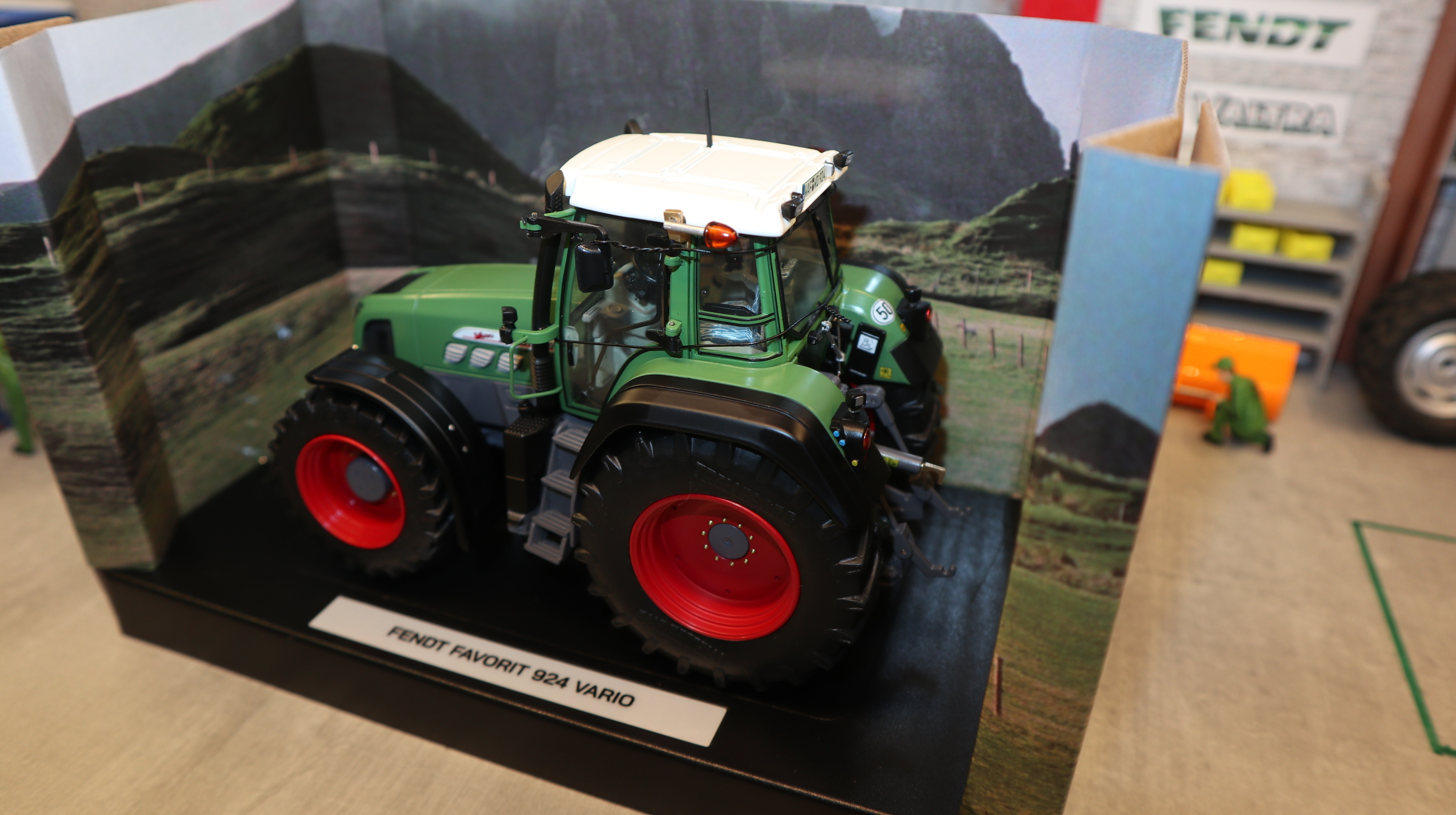 Weise Toys 1067 in 1:32, Fendt Favorit 924 Gen. 2, NEU in OVP