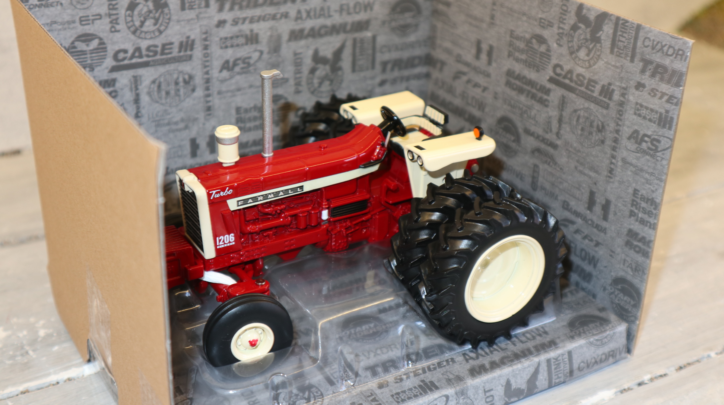Britains Prestige 43412 in 1:32,  CASE Farmall 1206 Dual HA ohne Dach, US-Modell, NEU in OVP