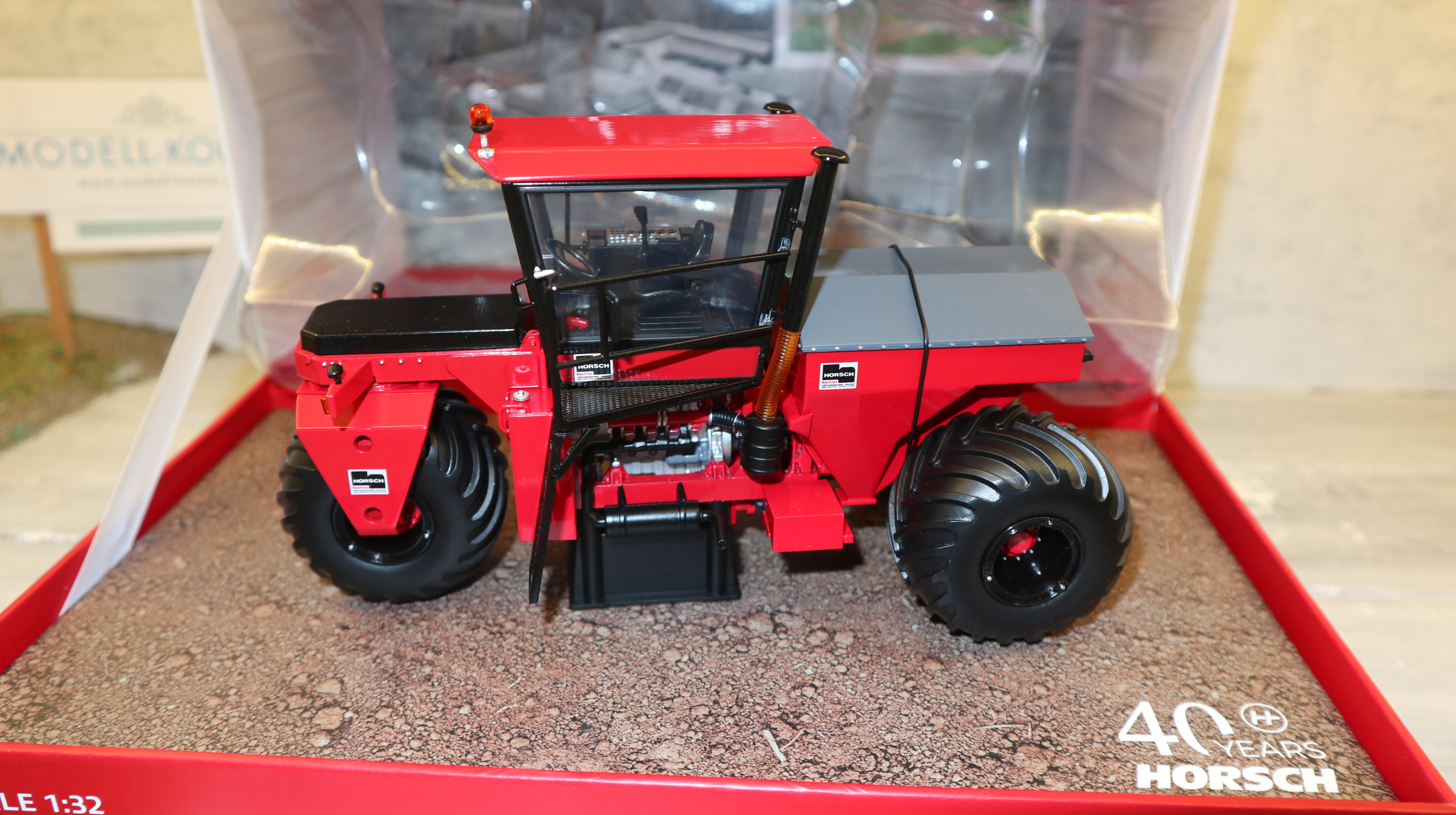 Universal Hobbies UH 6683 in 1:32,  Horsch Terra-Trac TT220 "40 Jahre Horsch",  NEU in OVP