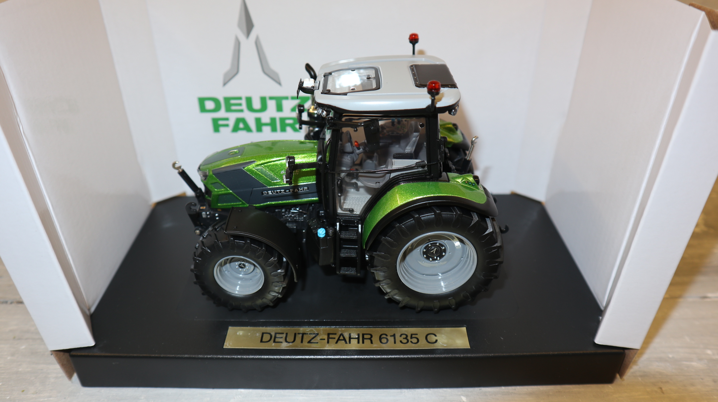 Weise Toys 1086 in 1:32, Deutz 6135 C RVshift Warrior Java Green, NEU in OVP