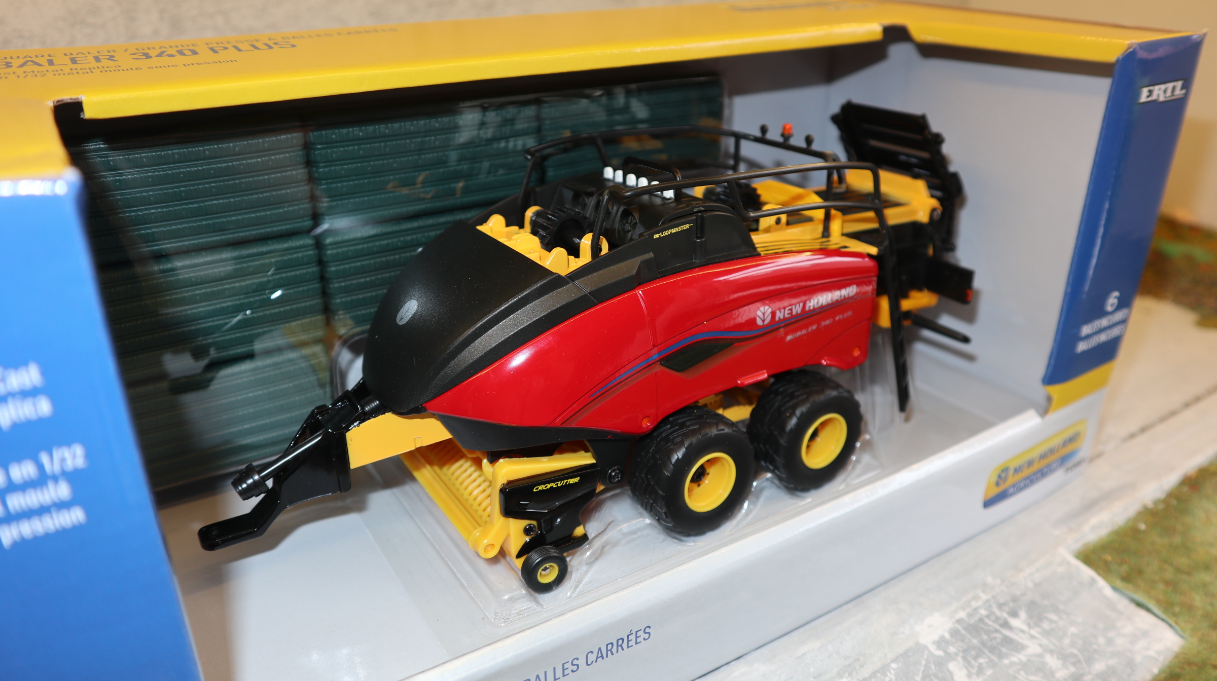 Ertl Britains 13972 in 1:32,  New Holland US-Modell Großballenpresse 340 Plus,  NEU in OVP