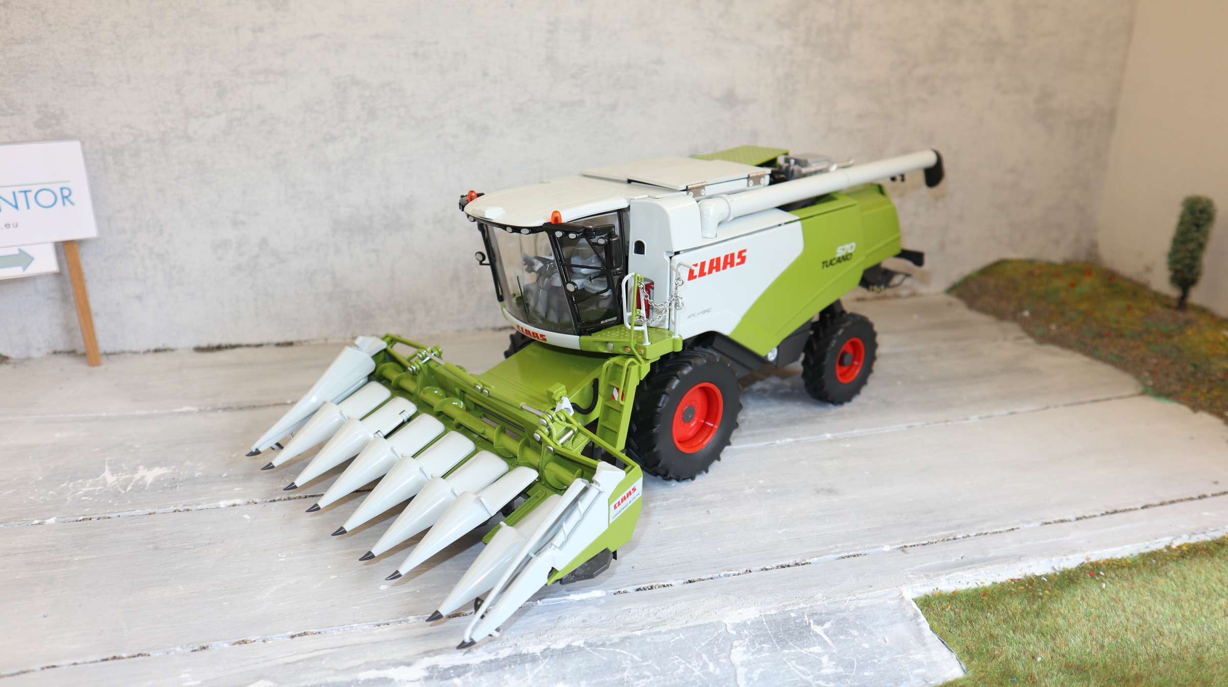 WIKING 077818 in 1:32, Claas Tucano 570 mit Maisvorsatz, NEU in OVP