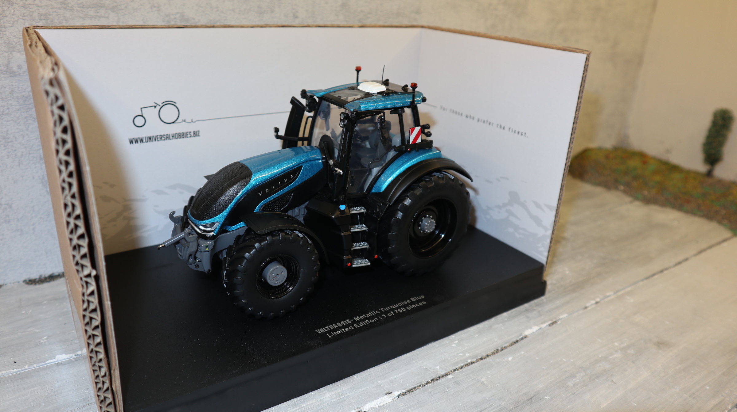Universal Hobbies UH 6652 in 1:32, VALTRA S416 Blau metallic, 750 Stück,  NEU in OVP