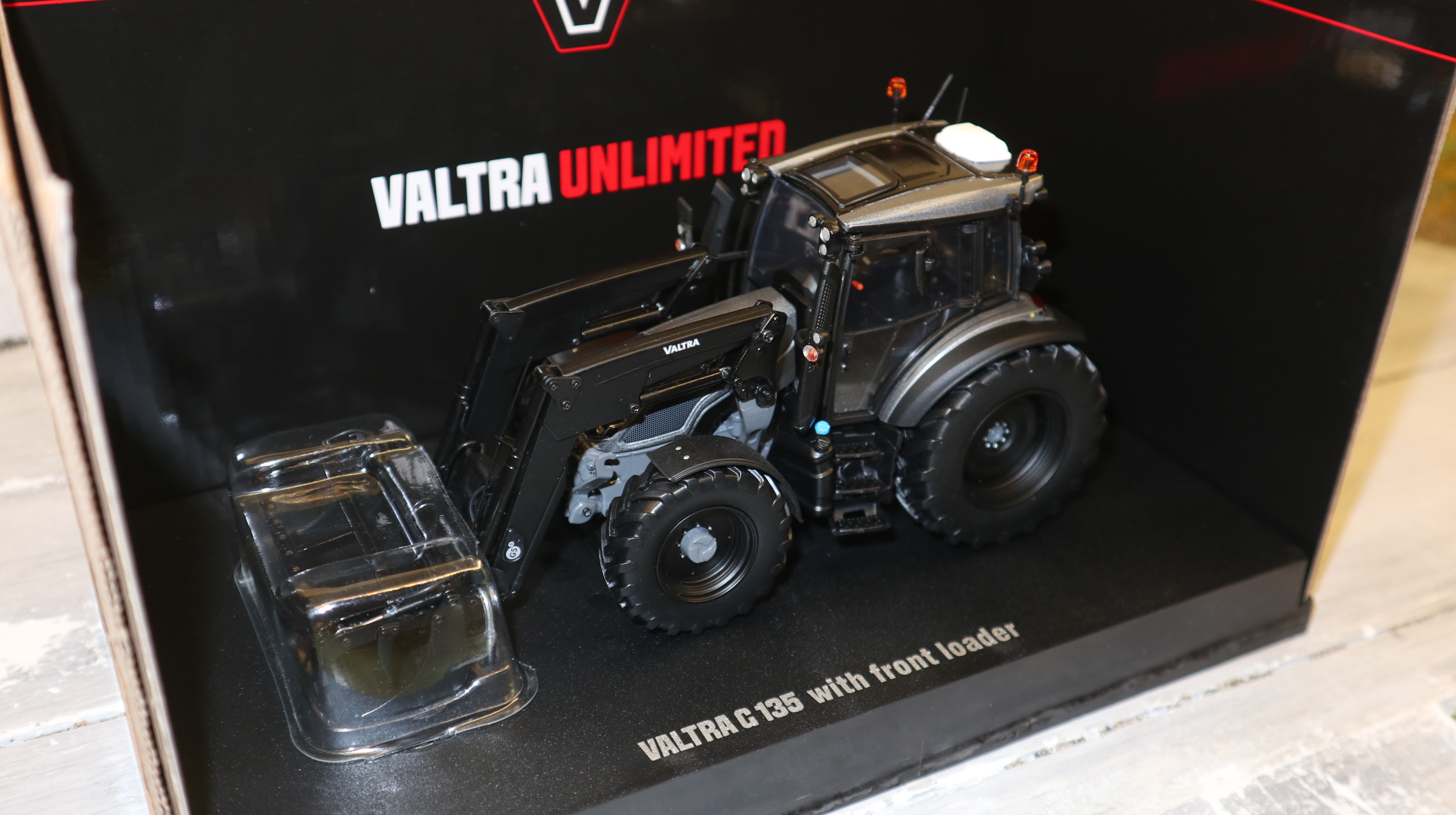 Universal Hobbies UH 6746 in 1:32, Valtra G135 Frontlader Titanium Grau,  NEU in OVP