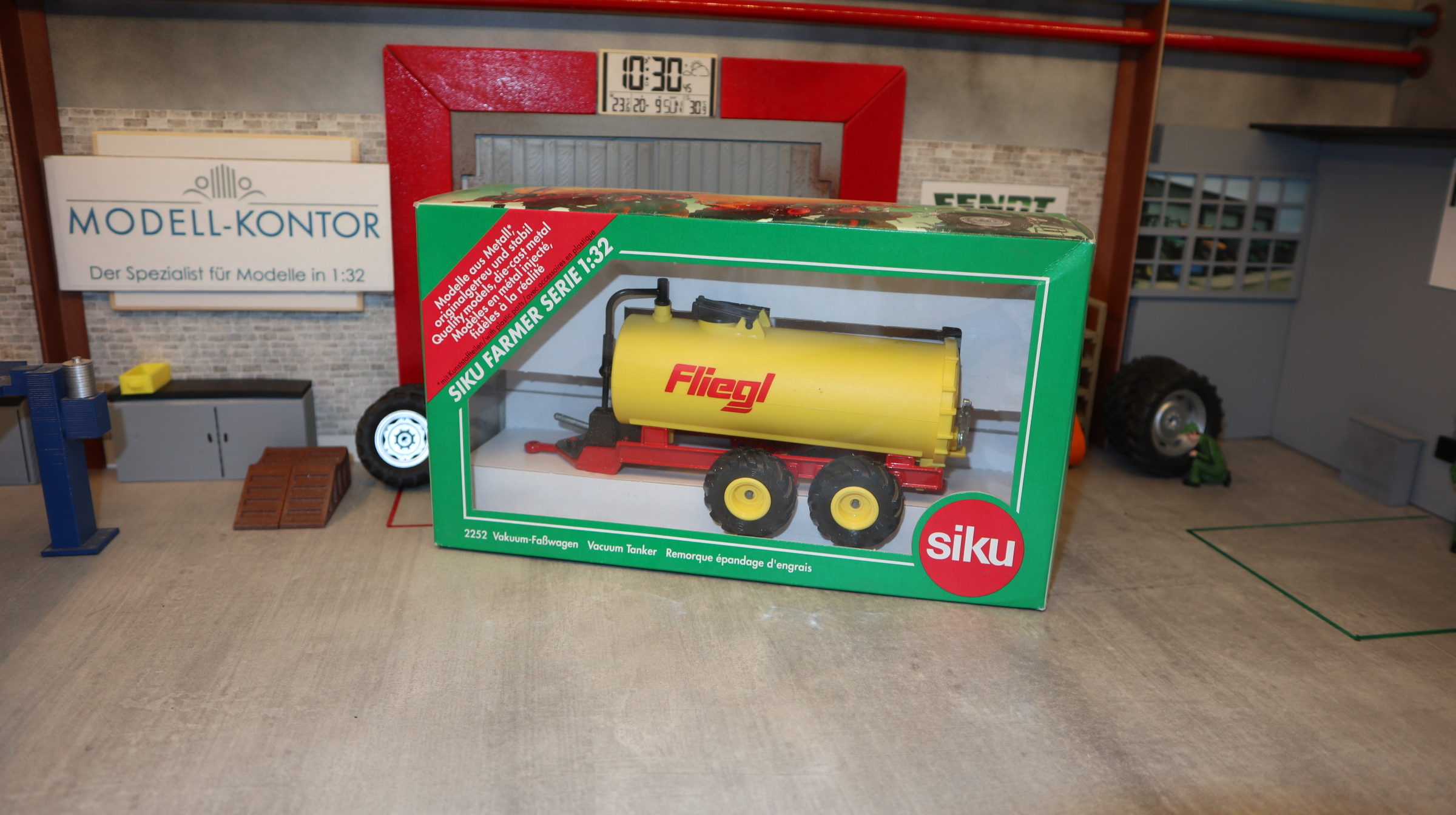 Siku 2252 in 1:32, Vakuum-Faßwagen FLIEGL gelb-rot,  NEU in OVP