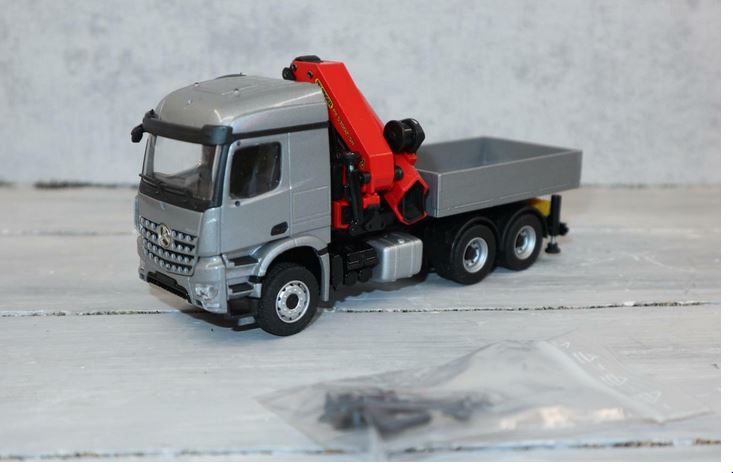 Conrad 78188/0 in 1:50,  MB Actros silber mit Palfinger PK 53002,  NEU in OVP