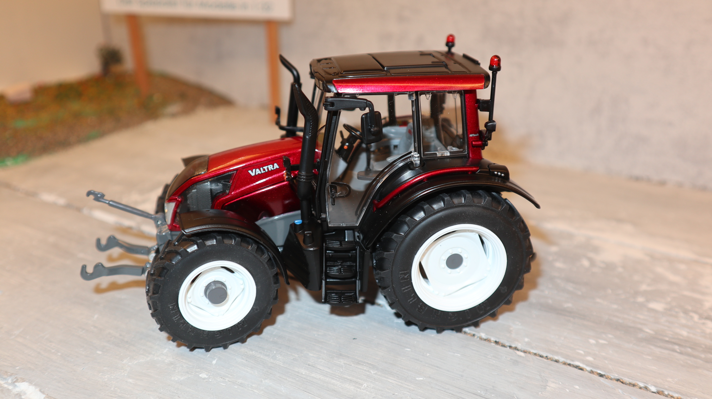 Wiking 077326 in 1:32, VALTRA N143 HT3 weinrot, NEU in OVP