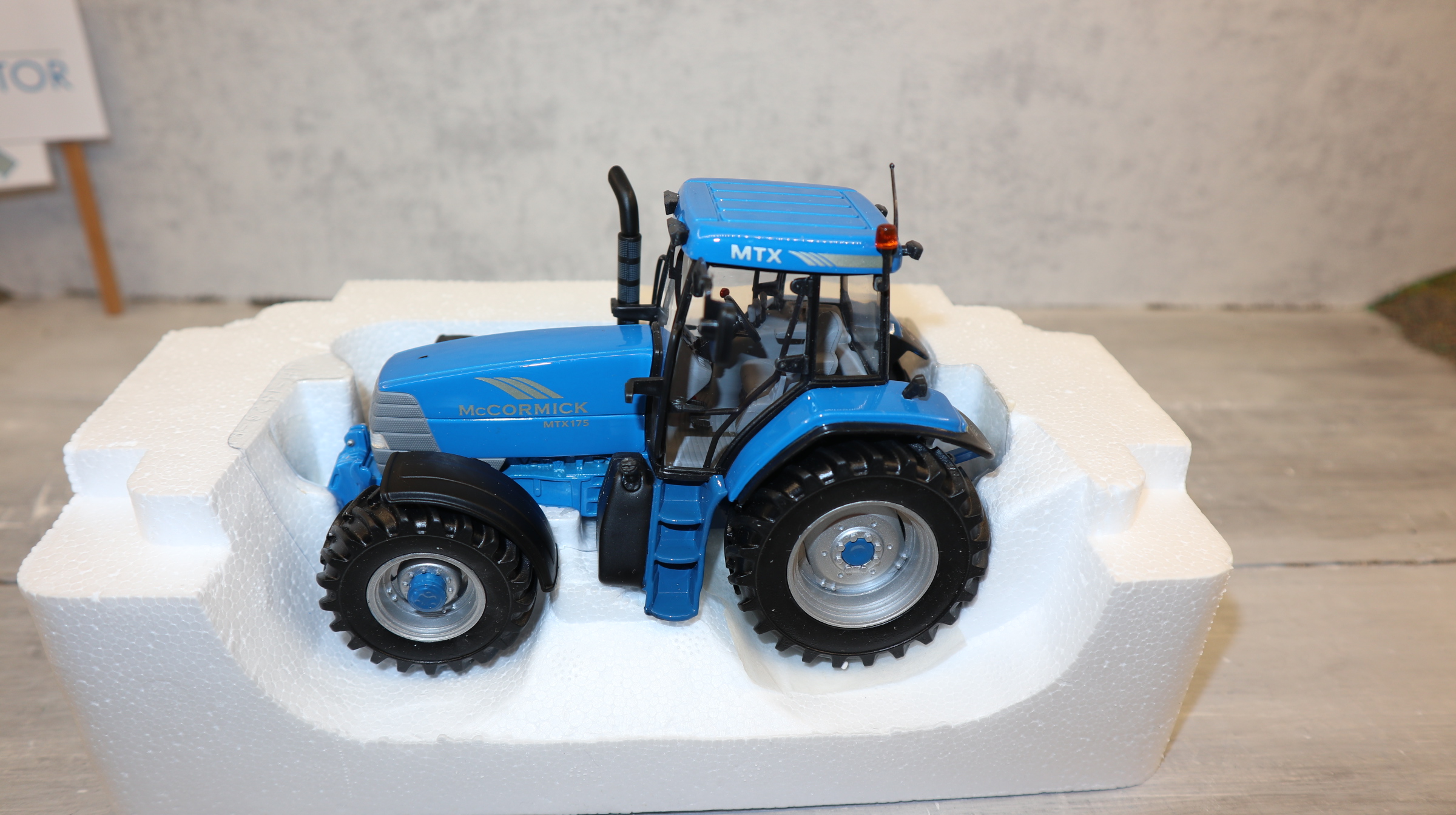 UH 2392 in 1:32, Mc Cormick MTX 175 in BLAU, NEU in OVP