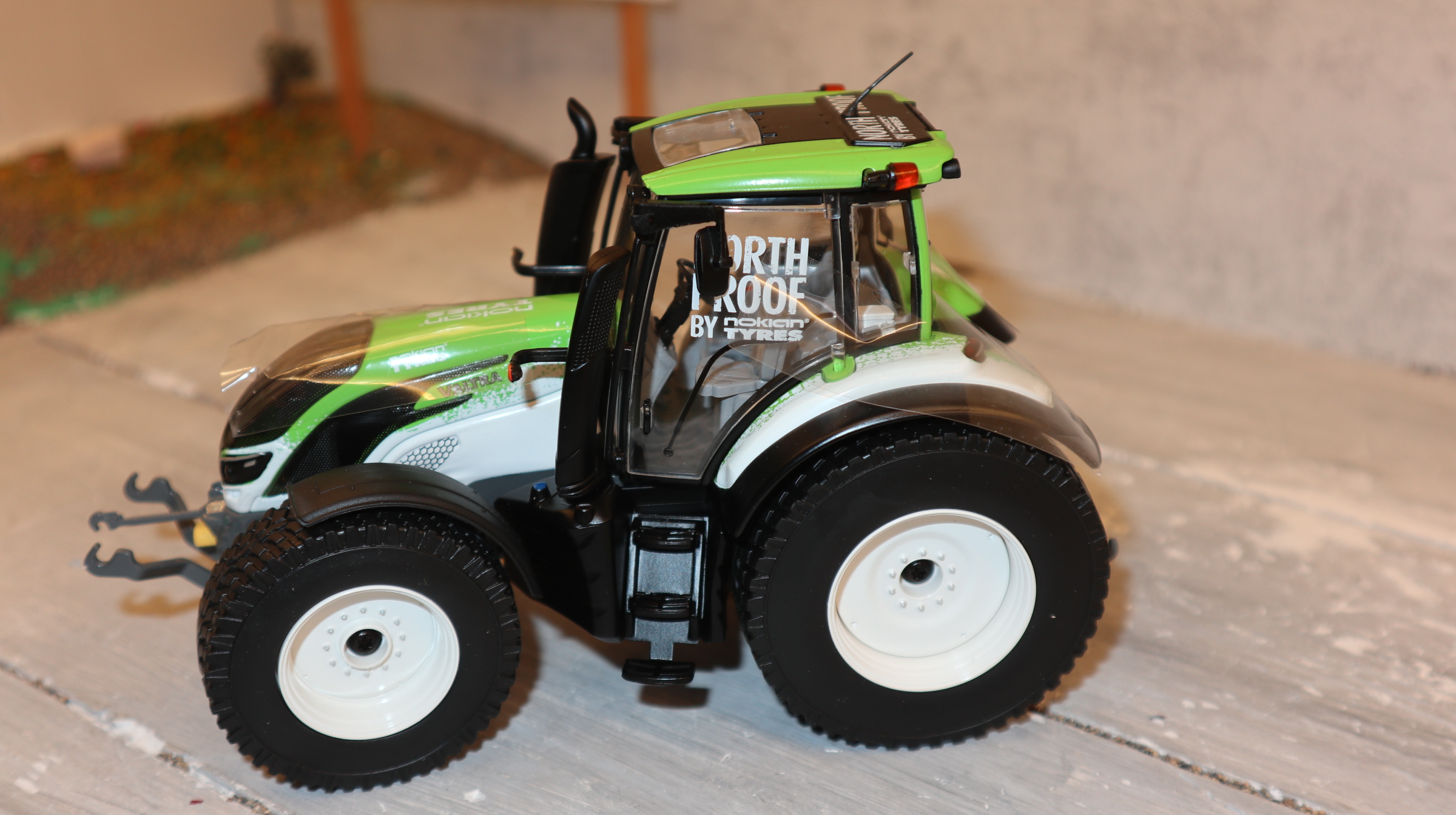 Wiking 077814 in 1:32, VALTRA T234 weiß-grün Weltrekord, NEU in OVP