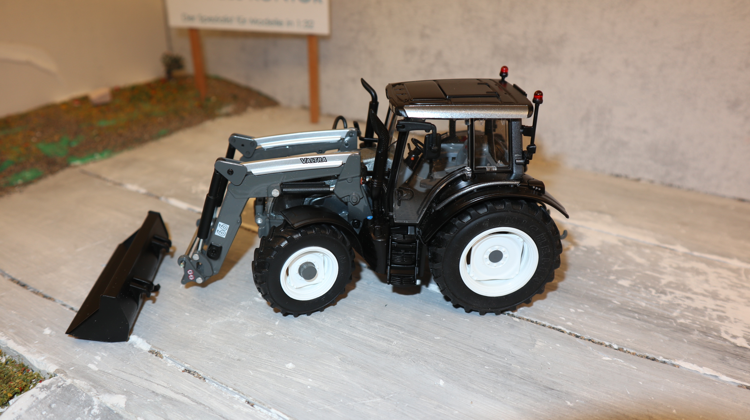 Wiking 077327 in 1:32, VALTRA N123 graumetallic mit Frontlader, NEU in OVP