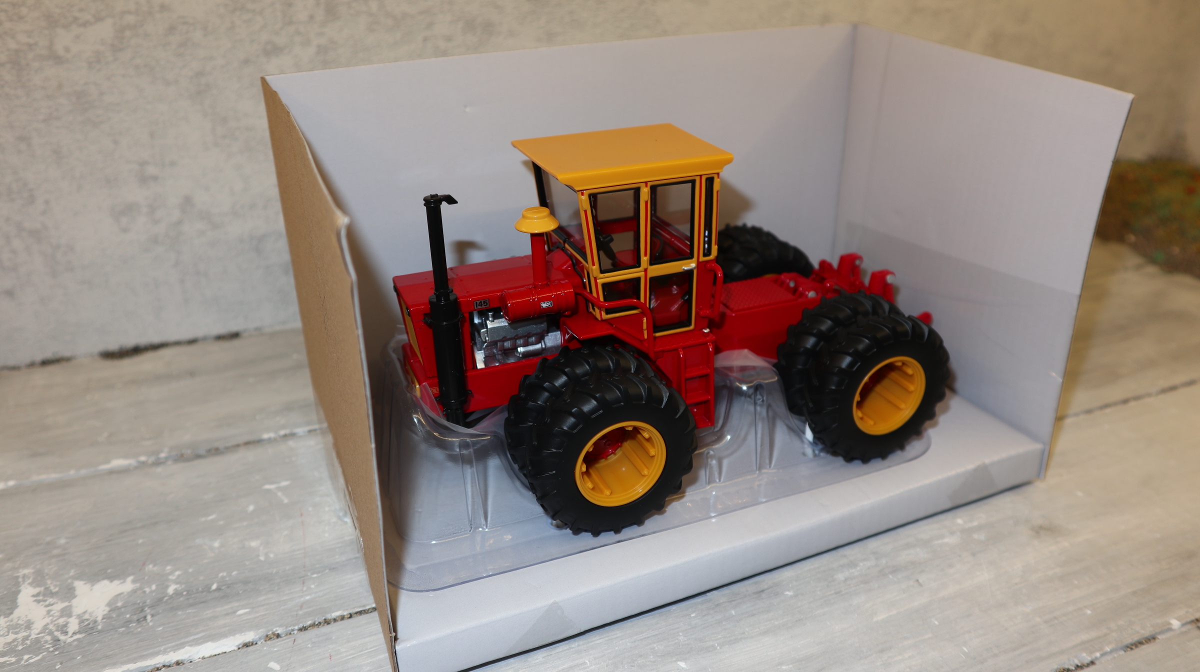 ERTL Prestige 16463 in 1:32, VERSATILE 145 Zwillingsreifen, NEU in OVP