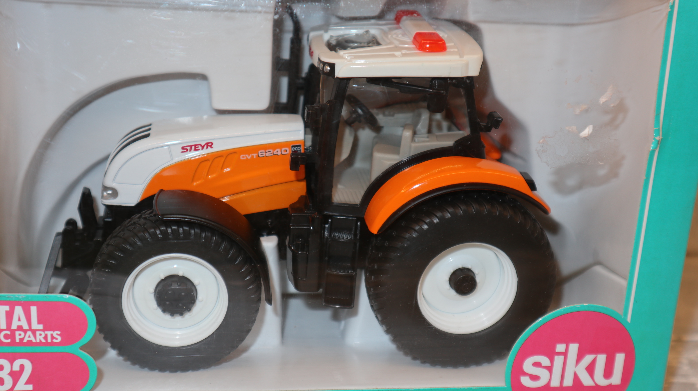 Siku 3286 in 1:32, Steyr 6240 CVT Kommunal, Neu in OVP