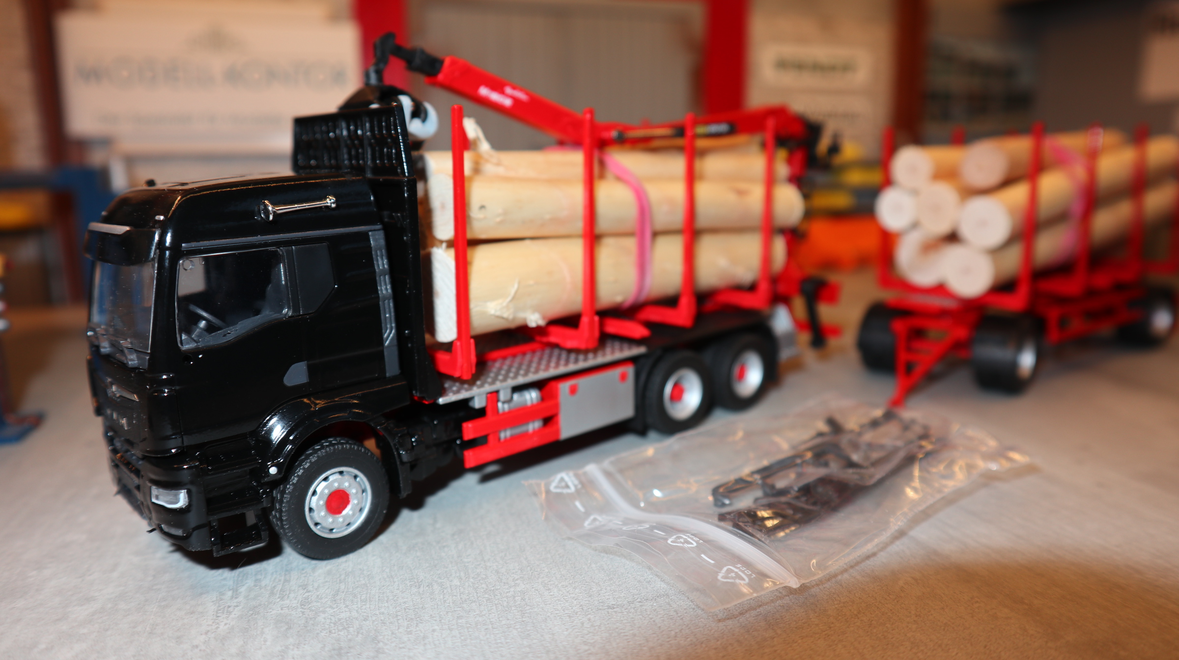 Conrad 81183-0 in 1:50,  MAN TGS schwarz mit PALFINGER Epsilon  DOLL-Kurzholzzug, NEU in OVP
