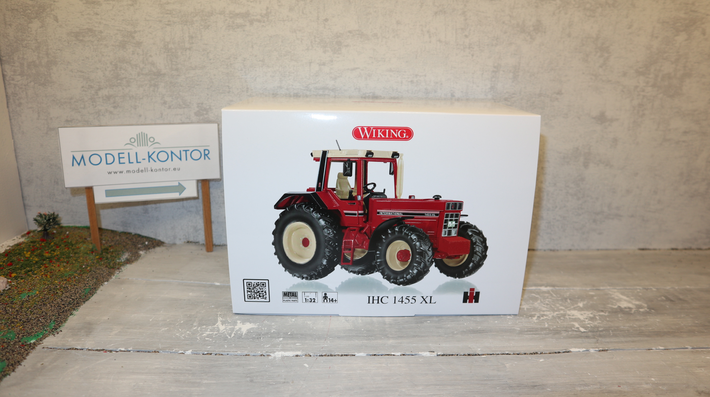 Wiking 077852 IHC 1455 XL Tractor
