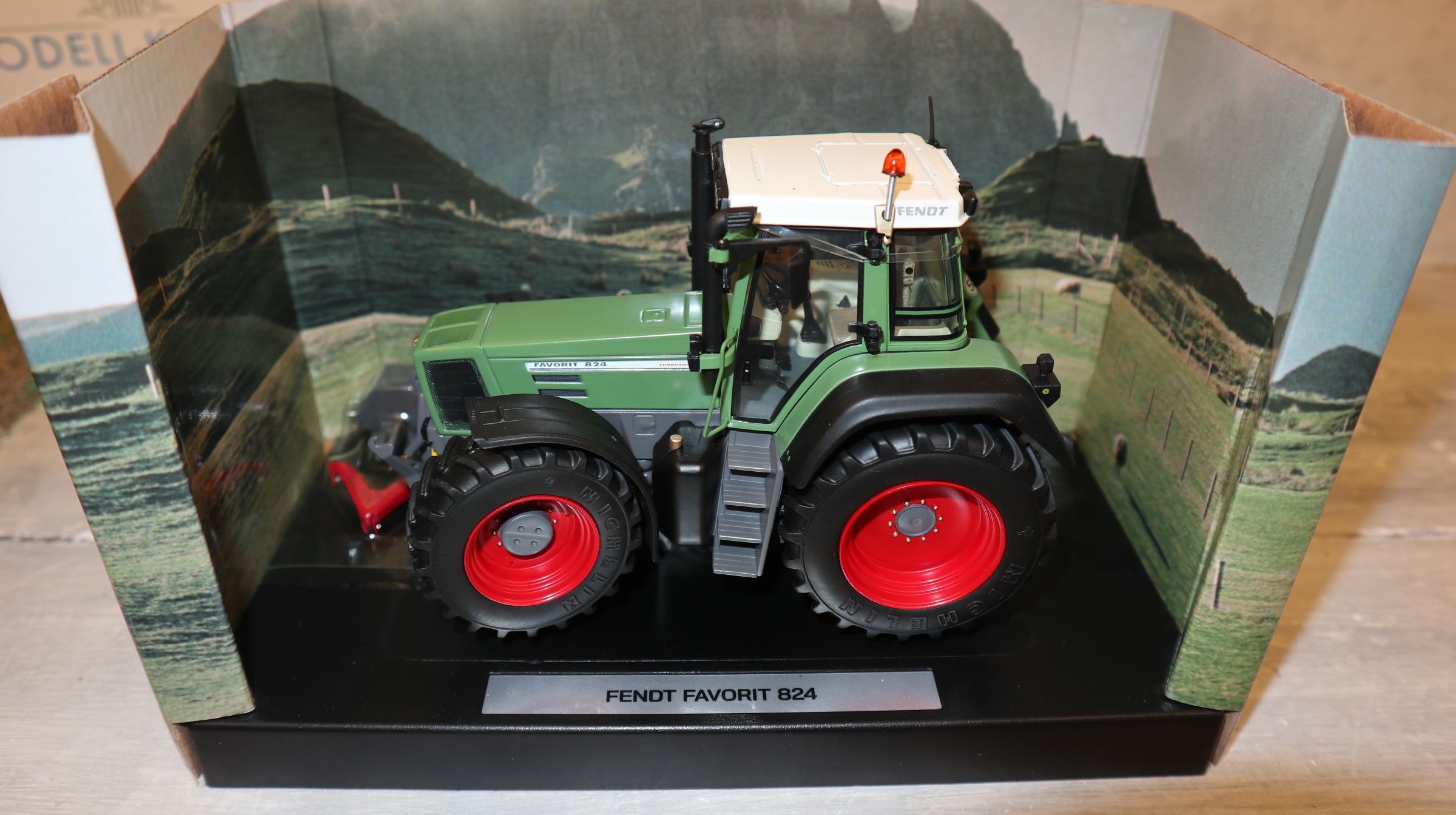 Weise Toys 1002 in 1:32, Fendt Favorit 824, NEU in OVP