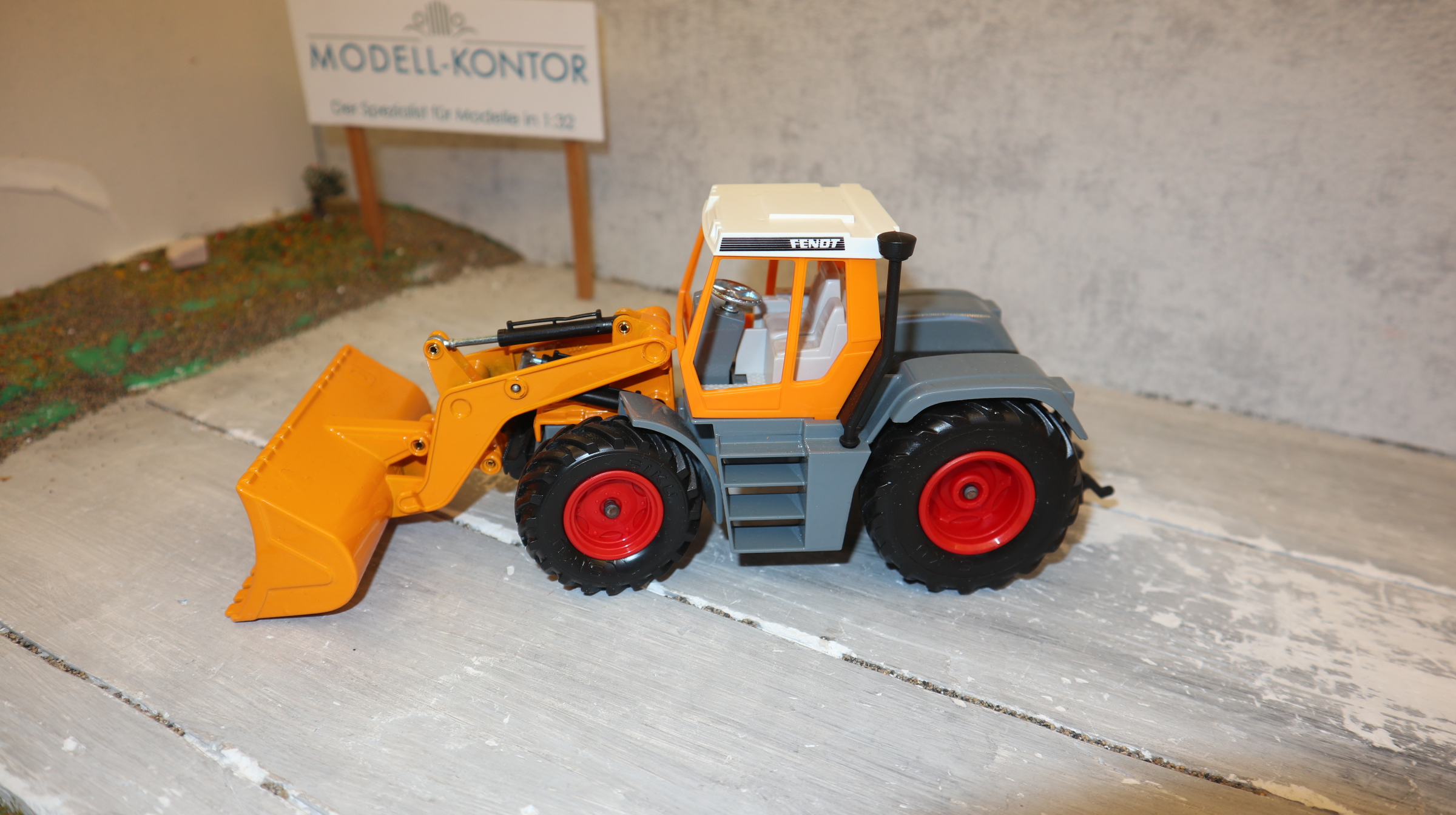Siku 3551 in 1:32, Fendt Xylon mit Schaufellader in ORANGE, NEU in OVP