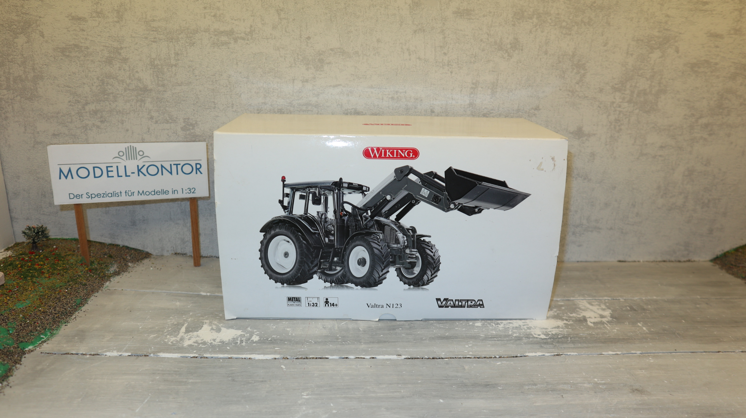 Wiking 077327 in 1:32, VALTRA N123 graumetallic mit Frontlader, NEU in OVP