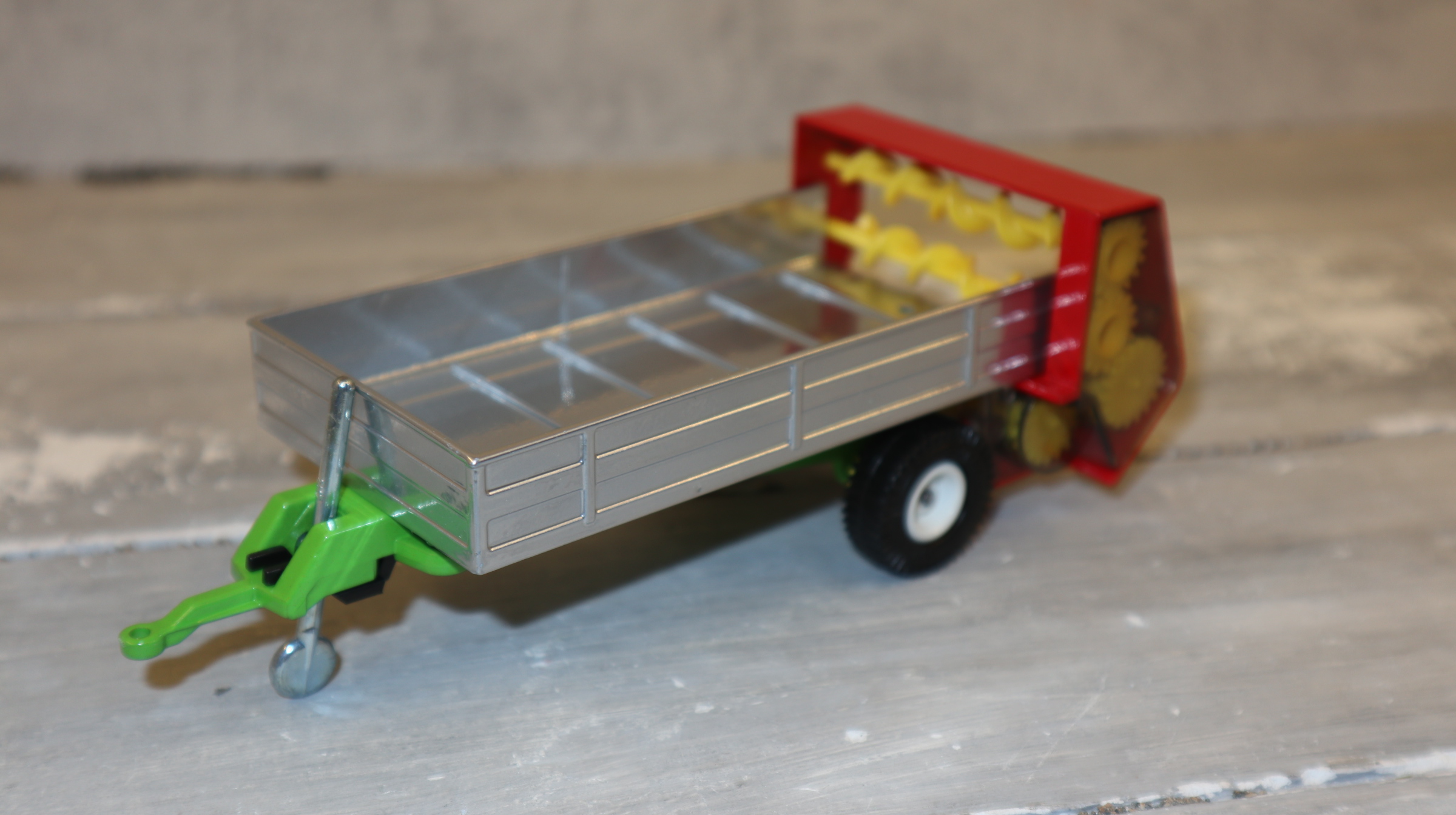 Siku 2553 in 1:32, Dungstreuer silber mit weißen Felgen, NEU in OVP