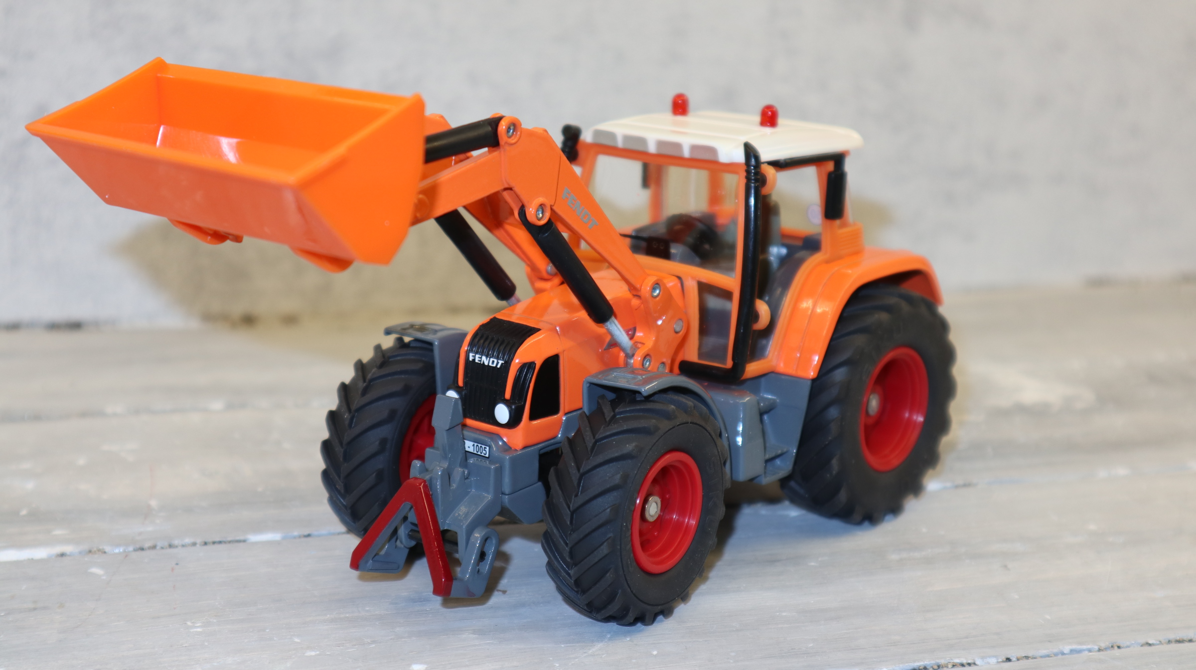 Siku 3554 in 1:32, Fendt 711 Frontlader Sondermodell Höing, NEU in OVP