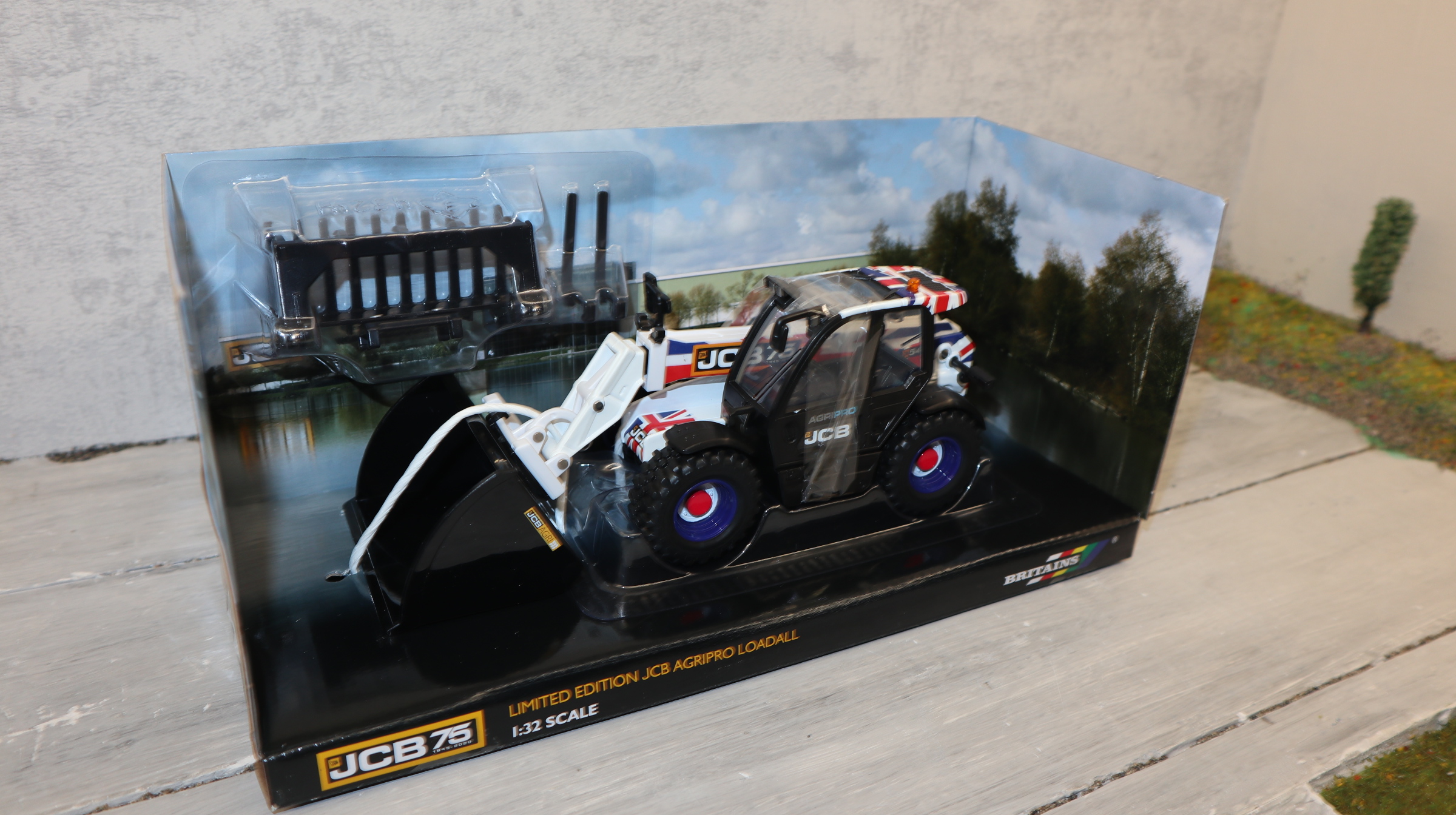Britains 43317 in 1:32 JCB Hoflader AGRIPRO Sondermodell 75 Jahre JCB,  NEU in OVP