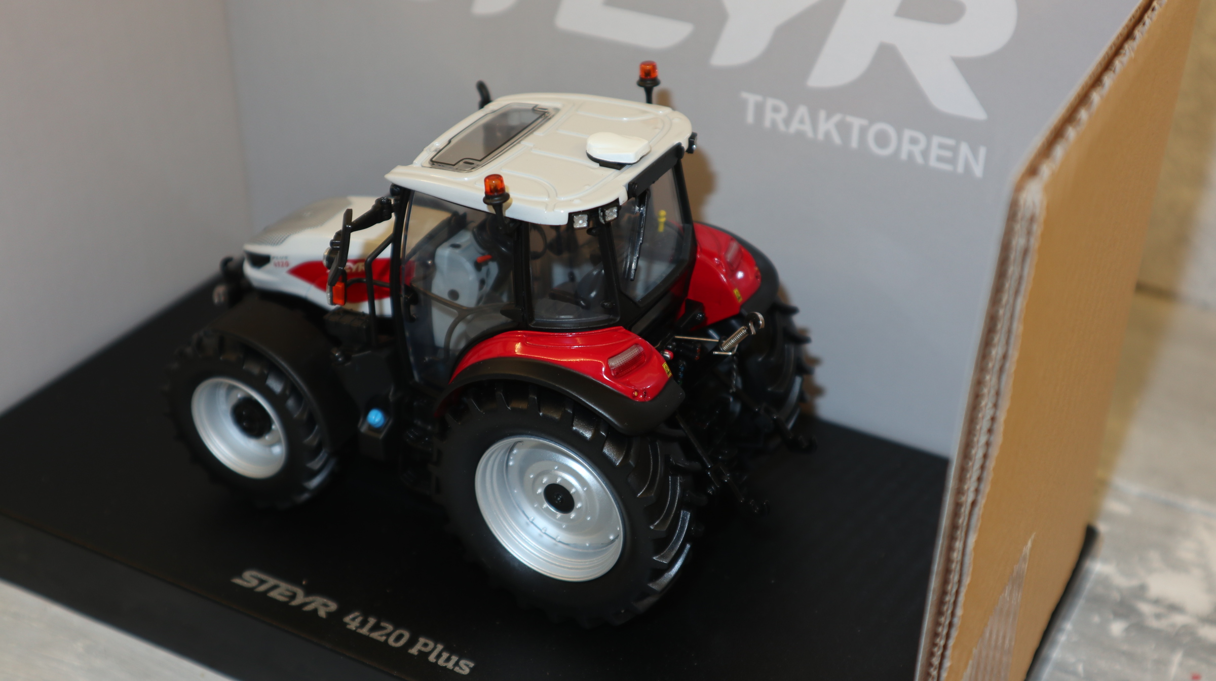 Universal Hobbies UH 6853 in 1:32,  Steyr 4120 Plus  NEU in OVP