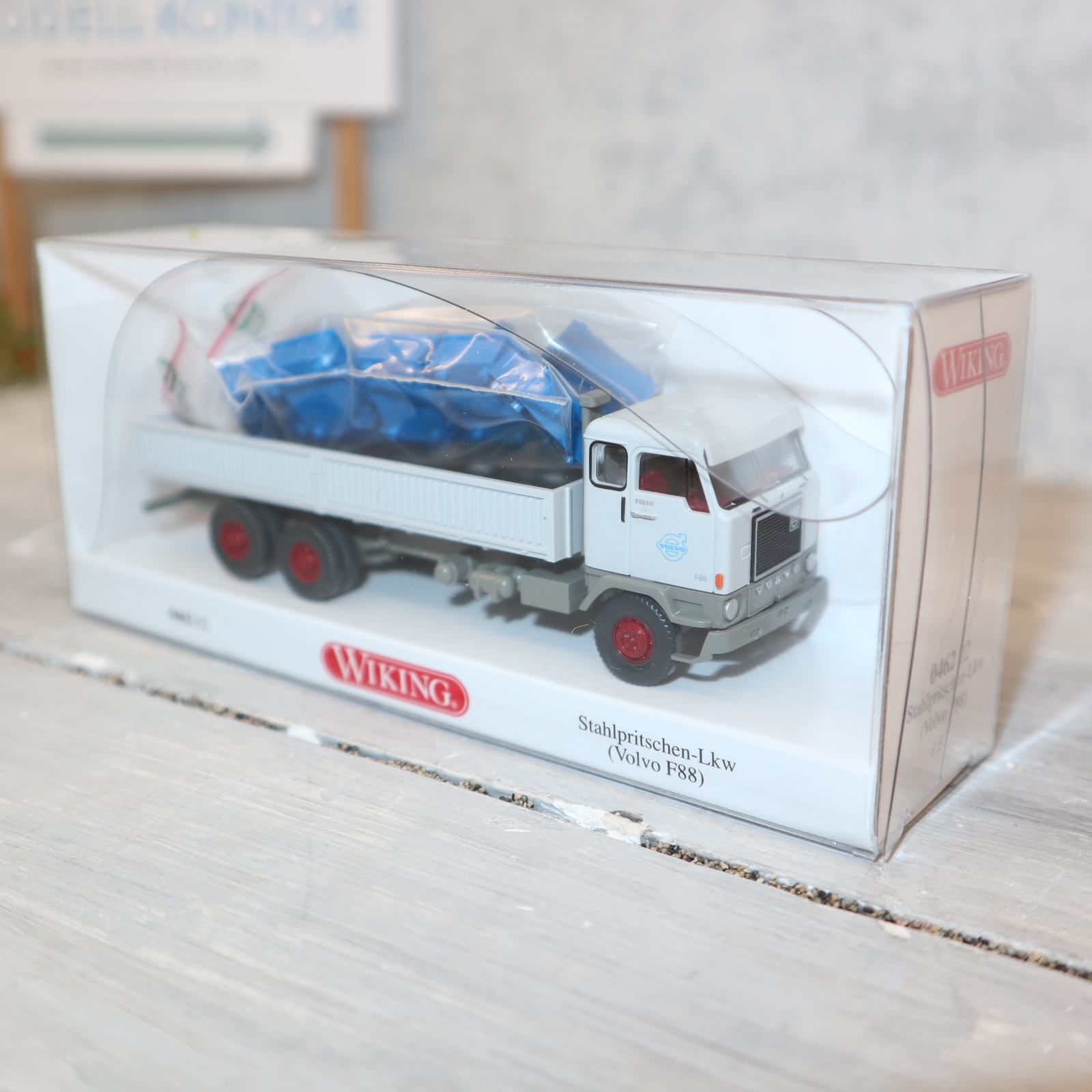 Wiking 046202 1:87 VOLVO F88 3-Achser Stahlpritsche GRAU mit blauen Kisten NEU in OVP